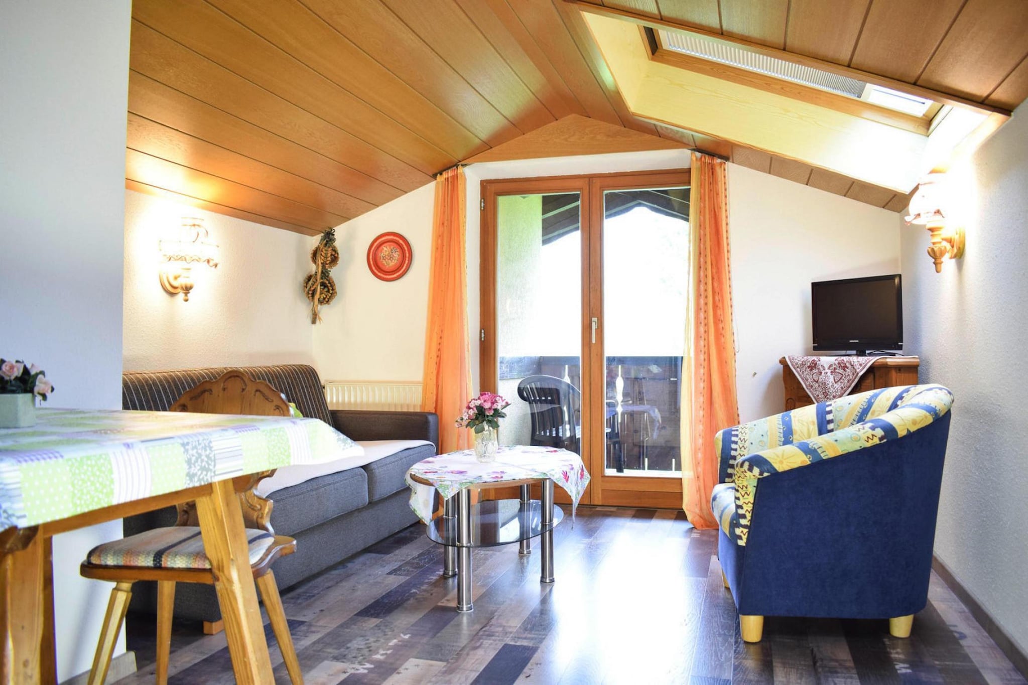 Enjoy a relaxing getaway in Bavaria’s top destination—Königsee—by staying in this welcoming apartment in Schönau am Königsee. Perfect for couples, friends, or small families, it’s a charming base for exploring the stunning mountain scenery and making unforgettable memories. Located just 3.3 km from the lake’s main parking area, guests can easily reach the promenade to board boats for a scenic cruise past the majestic Watzmann.

The region is a paradise for hikers and nature lovers, with breathtaking trails in Berchtesgaden National Park, plus popular attractions like the Berchtesgaden Salt Mine and the Obersalzberg Documentation Center.

This first-floor apartment features an open-plan living and kitchen space, a double sofa bed, TV, and balcony access, along with a sleek, modern shower room. Private on-site parking ensures convenience, making this cozy hideaway an ideal launching point for your alpine adventures.