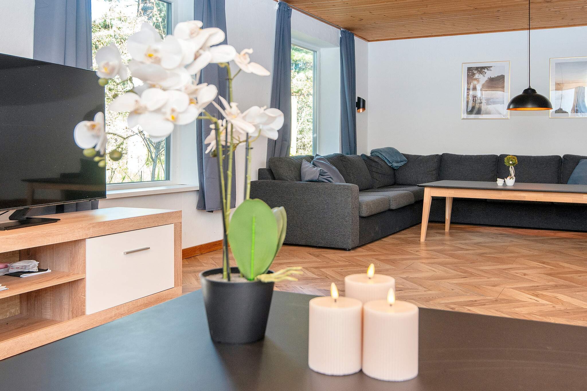 Annex: (2x single bed, double bed, washbasin, shower, toilet)\n\nInternet Access DSL, Kitchen(cooker(electric), coffee machine, microwave, dishwasher, freezer(1-59L), fridge-freezer), Living/bed room(TV(german television channels, danish TV channels (DR1 and TV2), norvegian TV channels , swedish TV channels), chromecast), bedroom(2x single bed), bedroom(2x single bed, cot), bedroom(2x single bed), bedroom(2x single bed), bedroom(double bed), bedroom, bedroom, bathroom(washbasin, shower, toilet), bathroom(tumble dryer, washbasin, toilet, washing machine), Bubble bath(indoor, heated, 2 persons), heating(central), terrace, garden, garden furniture, air to water heatpump