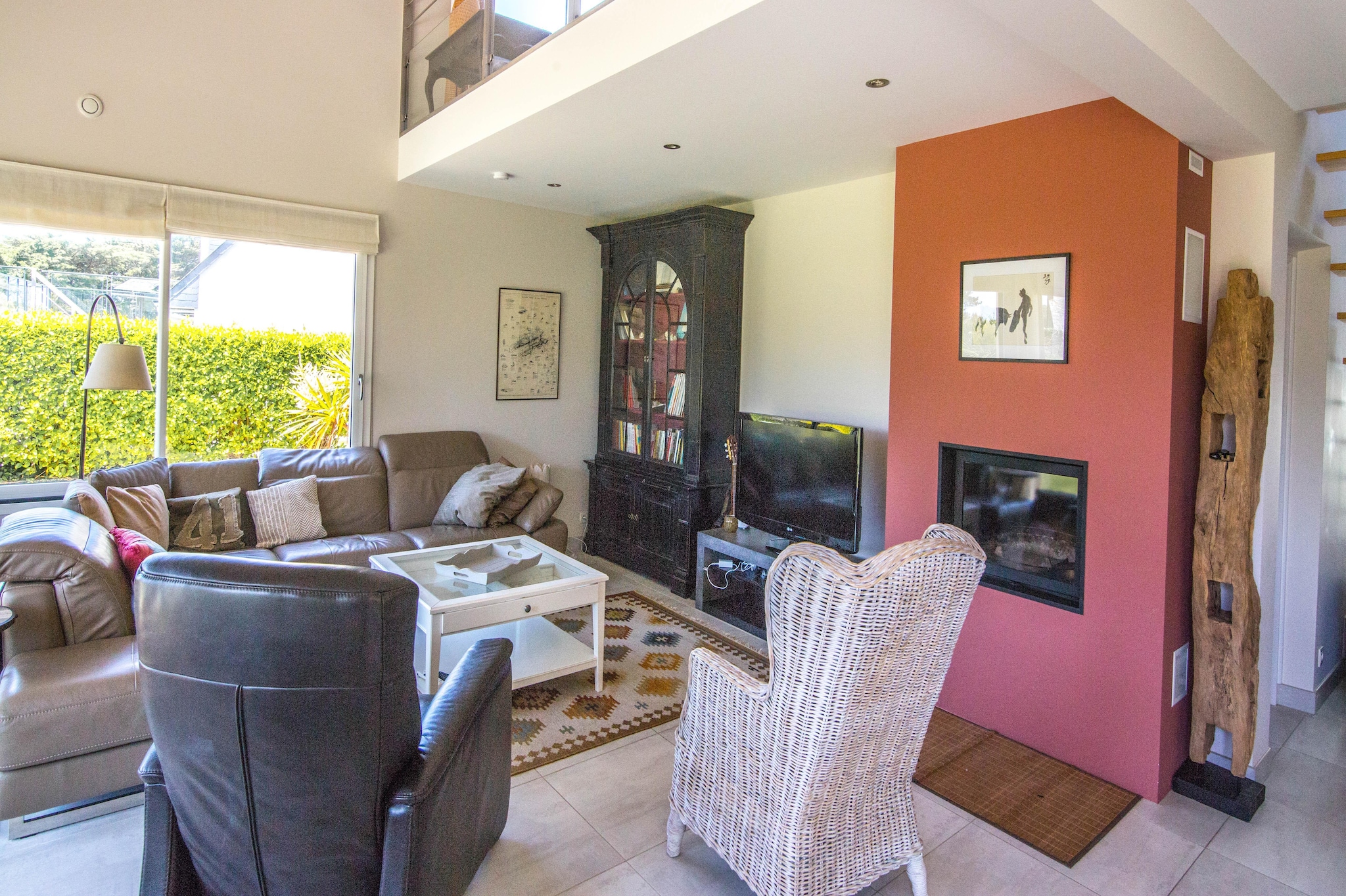 Ground floor: (open kitchen(electric kettle, toaster, cooker(induction), coffee machine, oven, microwave, dishwasher, fridge, freezer), Living/diningroom(TV(no dutch television channels, no german television channels), fireplace), bedroom(double bed(160 x 200 cm)), bedroom(double bed(160 x 200 cm)), bathroom(shower), toilet, heating(floor heating))\n\nOn the 1st floor: (bedroom(double bed(160 x 200 cm), balcony), bedroom(single bed(80 x 190 cm), single bed(80 x 190 cm)), bathroom(bath tub, toilet), mezzanine(seating area), heating(electric))\n\ntumble dryer, washing machine, terrace, garden(private, 900 m2), garden furniture, parking, table tennis table