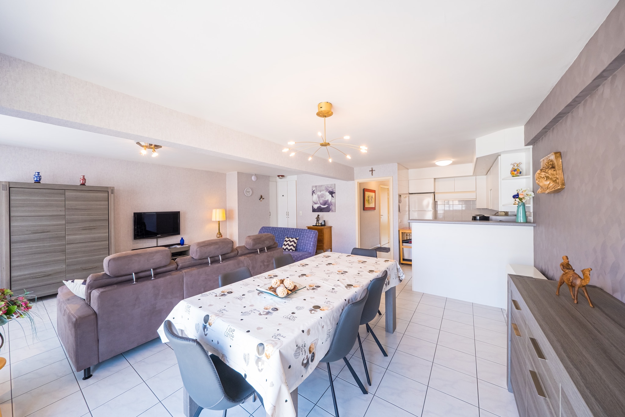 This spacious apartment on the 3rd floor offers everything for a comfortable seaside vacation. It features three bedrooms — one with a double bed and two with single beds — perfect for families or groups of friends. The bright, spacious living room includes a sofa bed for two and opens onto a terrace with partial sea view, ideal for enjoying the sea breeze. The open, fully equipped kitchen is perfect for cooking and dining together. The bathroom has a shower, and there is a separate toilet for extra convenience. The residence is located in a quiet side street off Leopoldlaan, close to the seafront, with restaurants, cafés, and shops within walking distance. The tram stop is also nearby, making excursions easy. An ideal base to enjoy the sea, beach, and relaxation with the whole family! Wifi: yes - garage: included - sheets: bring your own - towels: bring your own.