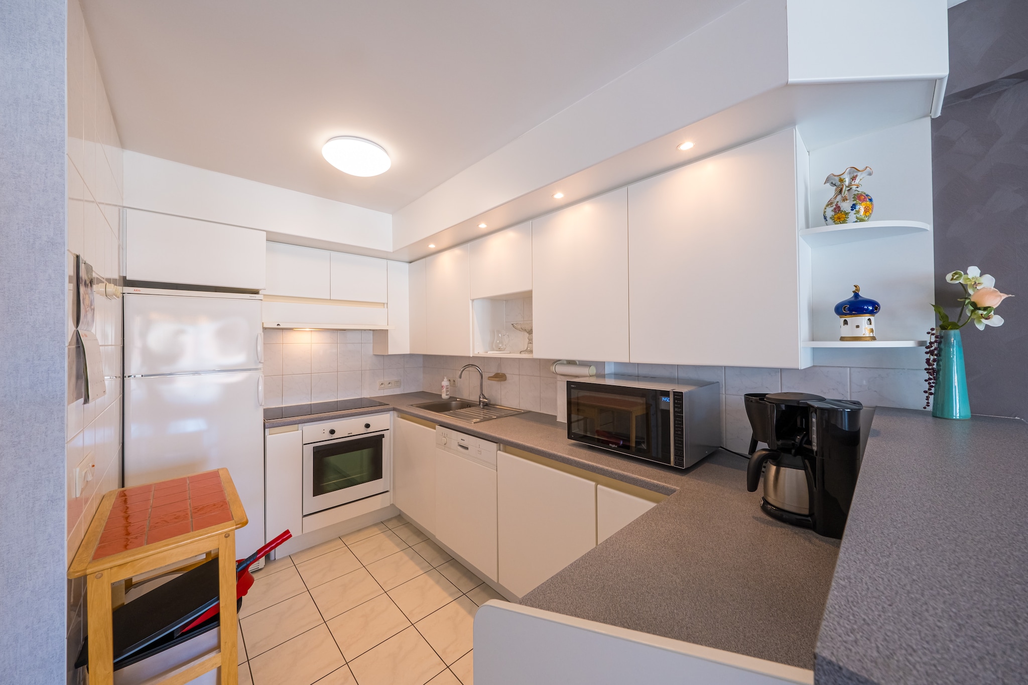 Ground floor: (Living room(double sofa bed(twin duvet), TV, dining table, seating area), Kitchen(coffee machine, oven, dishwasher, fridge(+ freezer)), bedroom(double bed(twin duvet, 160 x 200 cm)), bedroom(single bed(duvet, 90 x 200 cm)), bedroom(single bed(duvet, 90 x 200 cm)), bathroom(shower), toilet(guest toilet), garage, Internet access, tumble dryer, washing machine, terrace, BBQ, parking, lift, ironing board, iron)