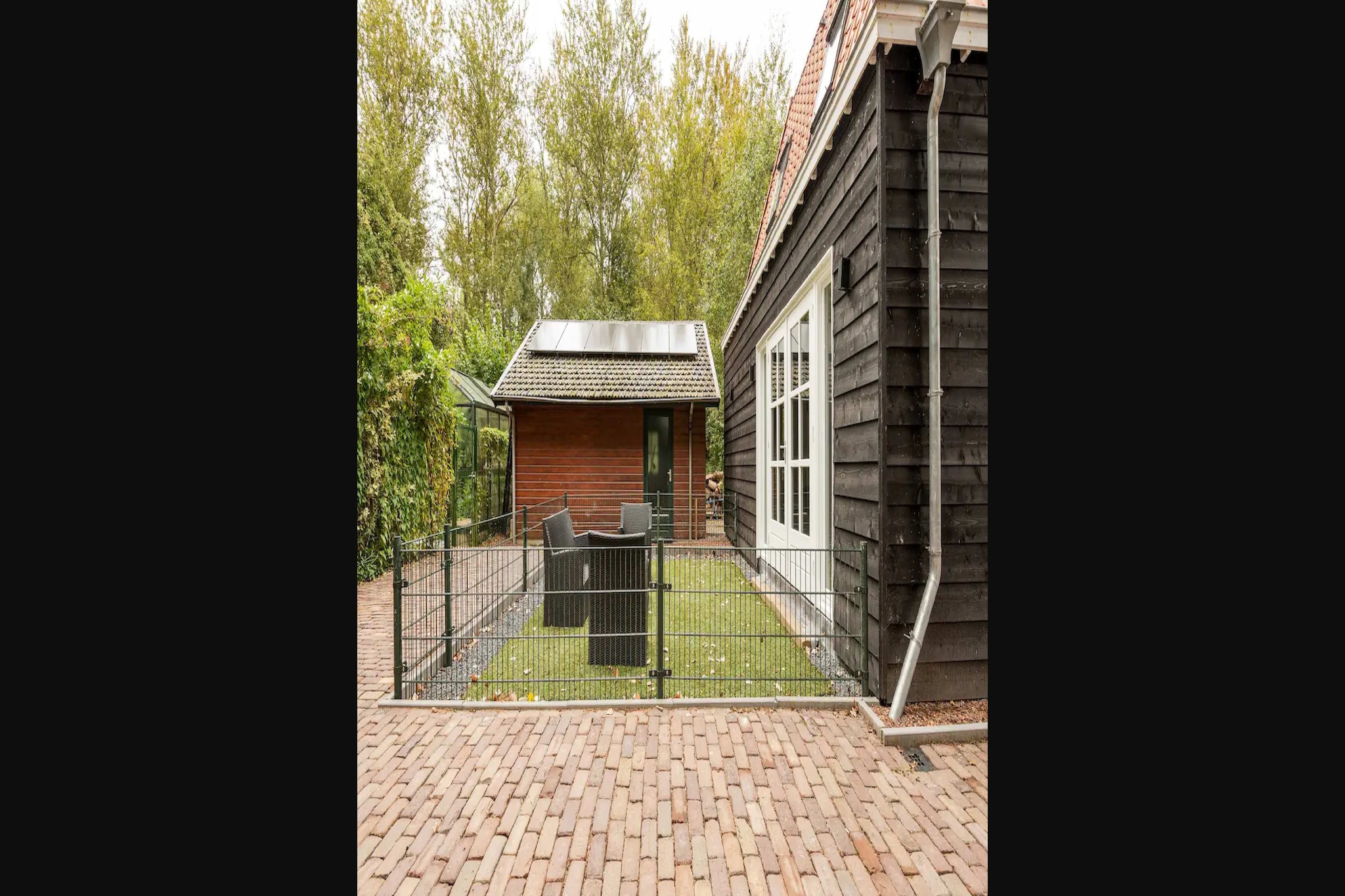 Charming holiday home in Poortugaal with garden