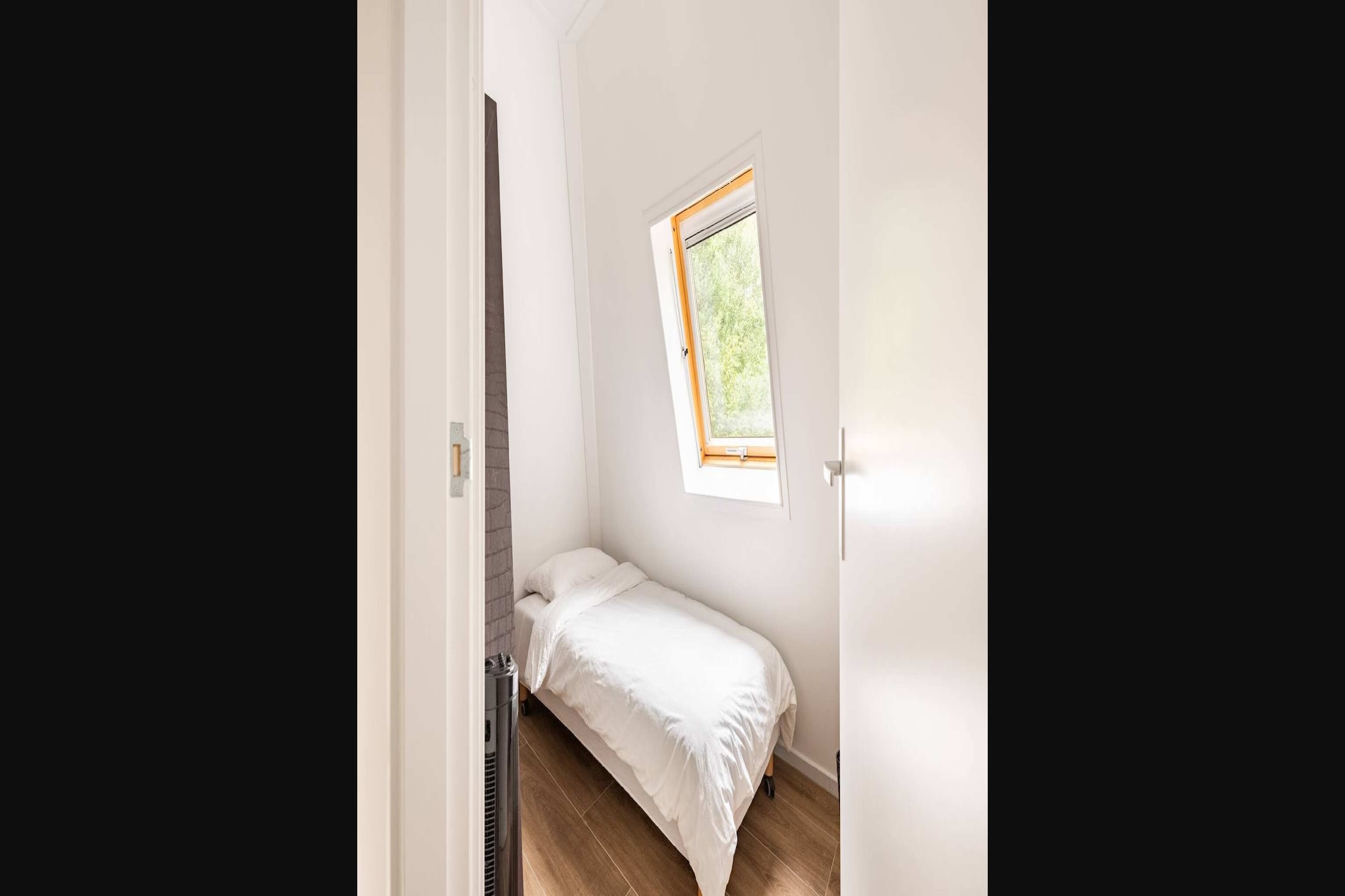 Ground floor: (hallway, open kitchen(electric kettle, coffee machine, combination microwave, dishwasher, fridge-freezer), Living/diningroom(TV, dining table), toilet(toilet), washing room(washing machine))\n\nOn the 1st floor: (bedroom(single bed), bedroom(single bed, single bed), bedroom(single bed, single bed), bathroom(shower, toilet), bathroom(shower, washbasin))\n\nstreamingservice, microwave, garden, garden furniture, parking, ironing board, party games