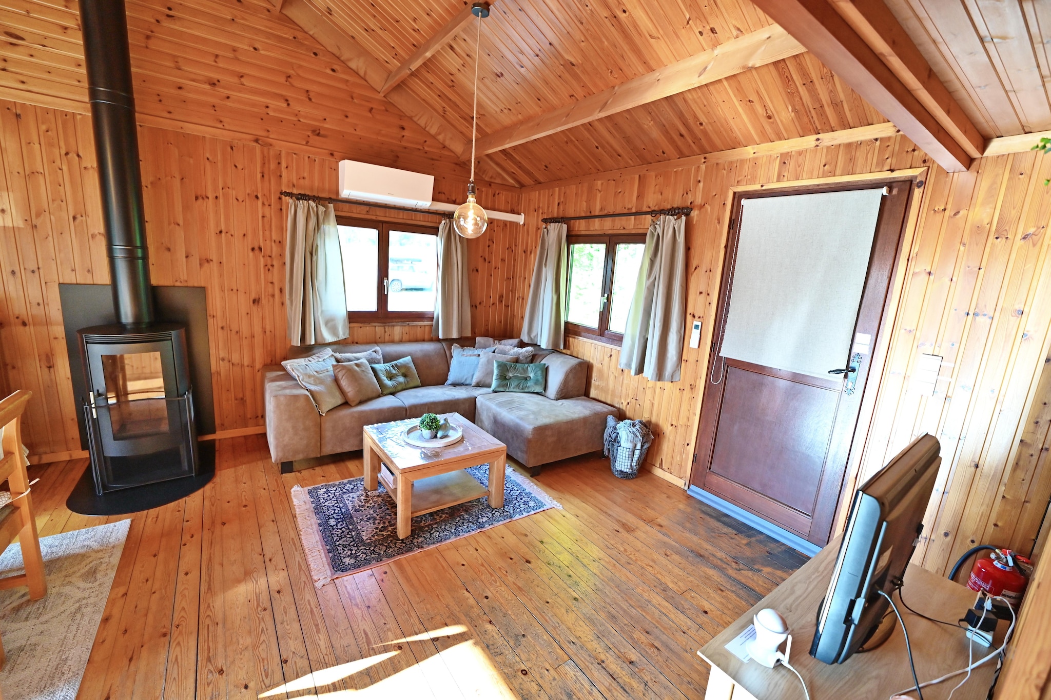 Beautiful chalet for 4 people in a quiet location. with beautifully landscaped garden. Recognized by the Walloon Community.
Chalet Les Hortensias is located in Somme-Leuze, a few kilometers from Durbuy. The chalet can accommodate 4 people and has a beautiful garden behind the chalet. You have a living room with wood stove, dining area and lounge (TV), open equipped kitchen (oven, electric stove), 2 bedrooms 2 X 2 pers. (1x160 + 1x140) bathroom with shower, double sink and toilet.
Electric heating and reversible heat pump.
On the south side there is a terrace, with furniture and parasol.
Under the chalet there is also a garage for bicycles or motorbikes.
PETS NOT ALLOWED.