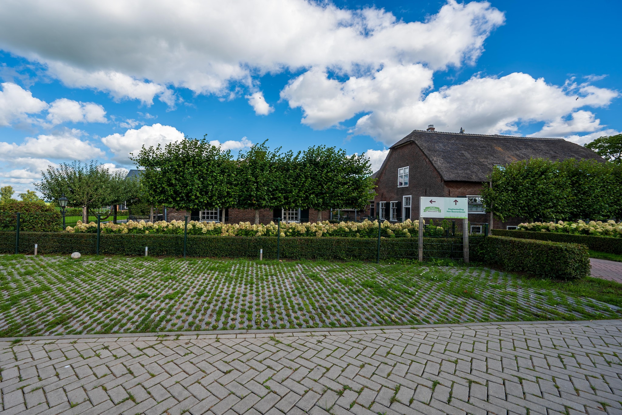 The Old Farmhouse - Buitenkant zomer