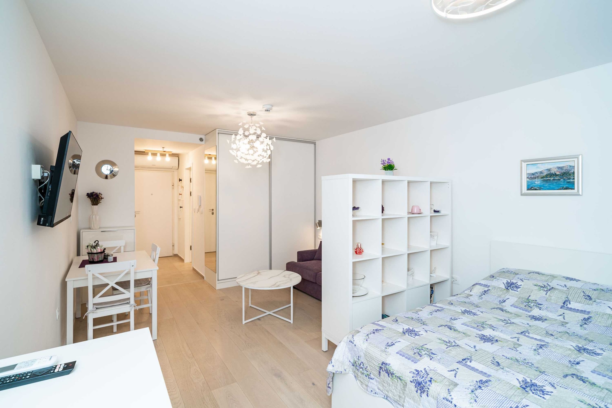 Lenka Apartment - Studio Apartment with Balcony-Chambre