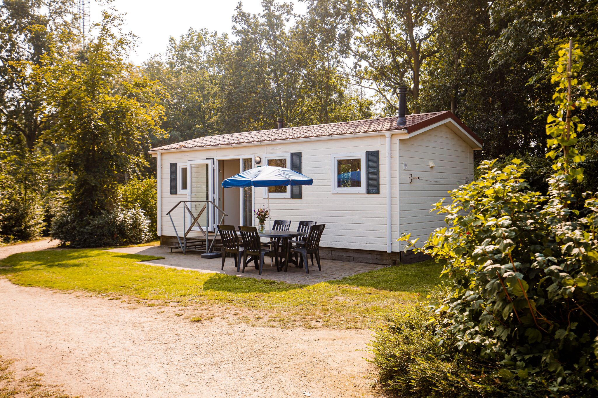 Nice chalet in a holiday park with swimming pool, on the Leukermeer