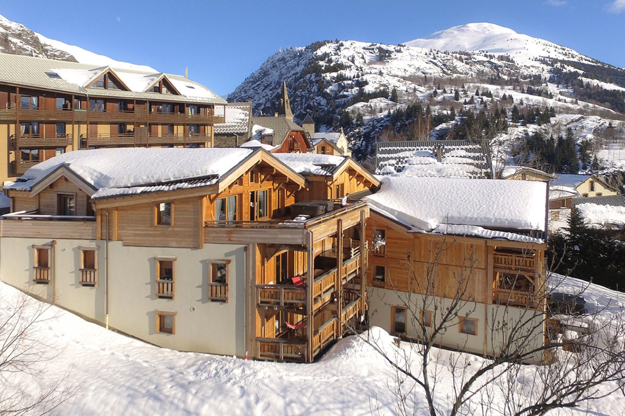 Comfortable 12-person chalet with hot tub in Huez
