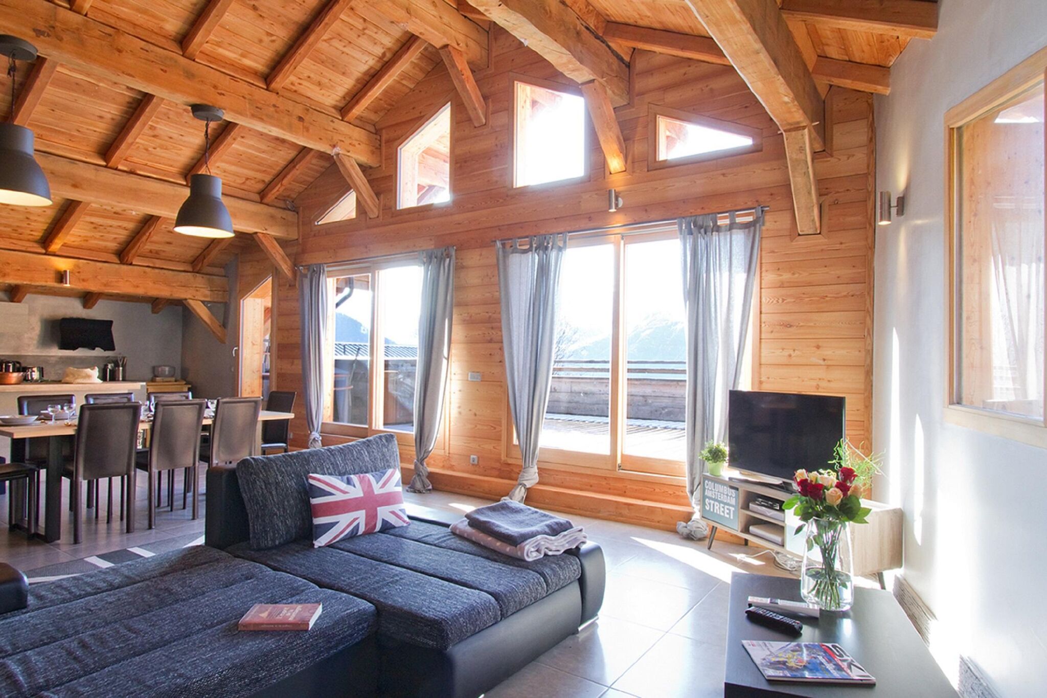 Comfortable 12-person chalet with hot tub in Huez