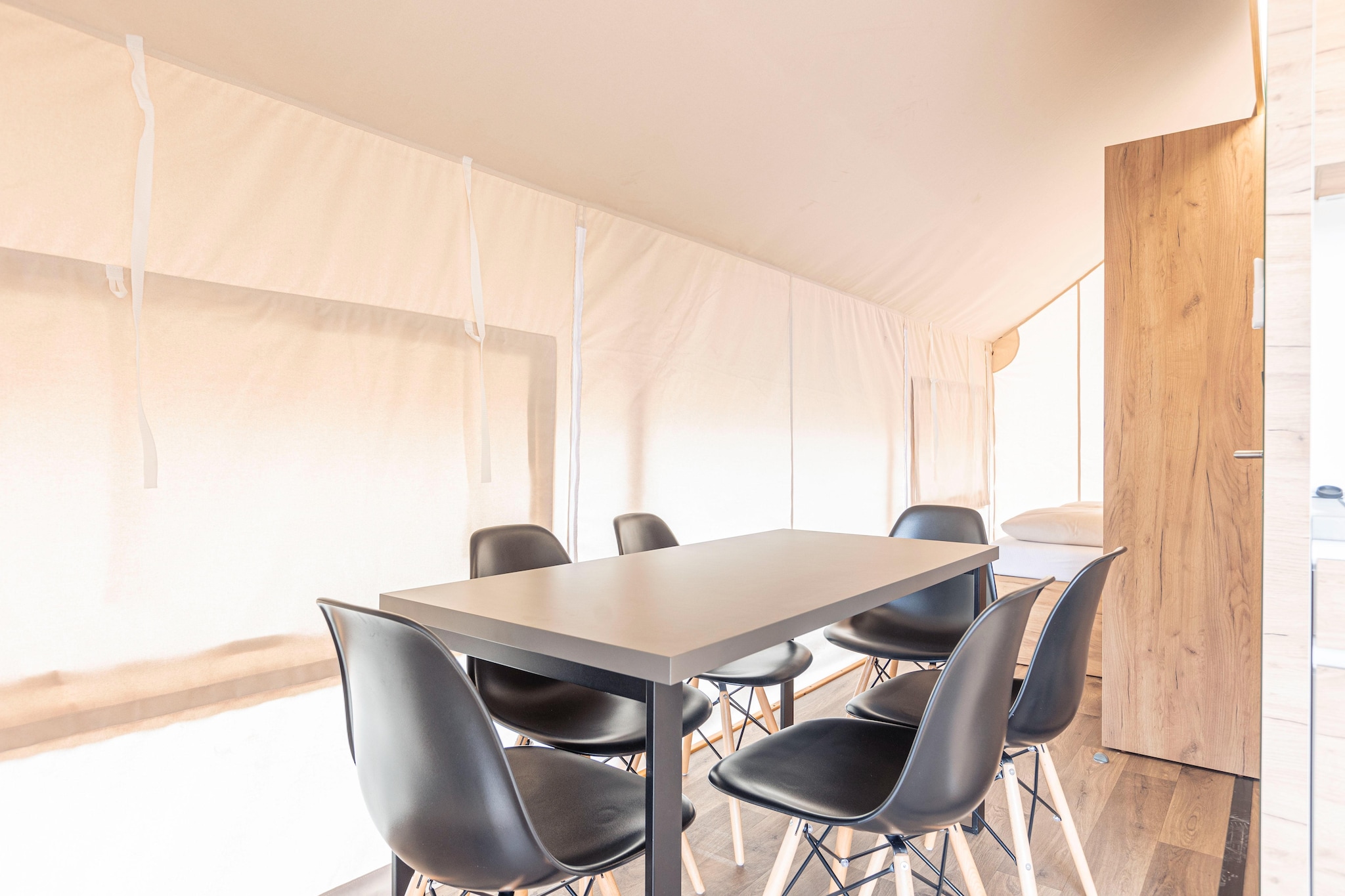 These luxurious, detached safari tents are located in the car-free Chalets & Glamping Nassfeld resort, which opened in May 2022. It is located on the edge of the forest and the small Vorhegg ski area. The small center of Kötschach-Mauthen is 650 m away.
The safari tent is modern and fully furnished and has two floors. On the ground floor you will find the living room with a TV. The open kitchen is well equipped. There is a bedroom with a double bed. The bathroom has a shower and a toilet. A steep staircase in the living room leads to the open sleeping area with a double bed. For additional comfort, the safari tent is equipped with air conditioning.
Outside you have a veranda with garden furniture. You can park your car in the central parking lot on the edge of the resort.
Various chalets, tree houses and safari tents for four to six people can be booked at the Chalets & Glamping Nassfeld resort.