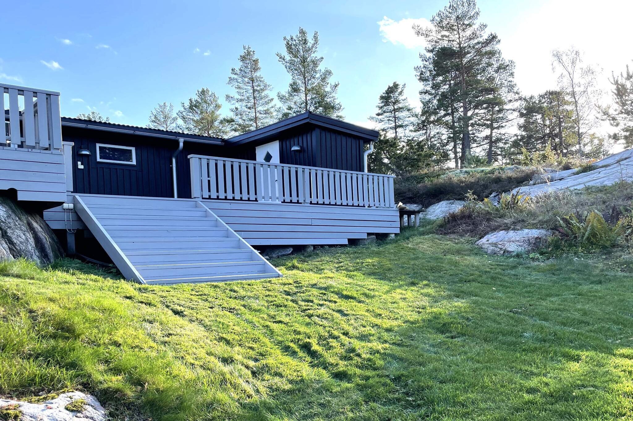 Vacation with the sea as your closest neighbor in the heart of the Sankt Anna archipelago. Here you live in a pleasant and well-planned 40 sqm apartment with fantastic proximity to the water - only about 50 meters to the sea and a private pier that is shared with the owner. The apartment is built together with the owner's house with a balcony on both the front and back, one of which is completely purpose-built. From the balcony you can enjoy the sea view, the tranquility and the wonderful archipelago environment. On the plot there is a wood-fired sauna with a small balcony and a view of the sea - perfect for relaxing moments all year round (wood included). A beautiful footpath leads down to the beach where the bathing jetty with spacious sun deck and garden furniture awaits. Indoors you are greeted by a bright living room with a kitchen area, seating area and bunk bed. The bedroom has a comfortable double bed and the bathroom is directly adjacent. From the living room you reach the newly renovated sun deck at the back with a lounge area and a partially obscured sea view. Below the house a lawn spreads out that leads further down to the water. At the front there is another sun deck with a dining area - perfect for long breakfasts and barbecues in the evening sun. There are plenty of opportunities for both relaxation and activity here: Two single-seater kayaks and life jackets included Bicycles are available to borrow Great opportunities for fishing, hiking and cycling A rich birdlife with a chance to see white-tailed eagles The surroundings offer many great experiences and activities such as fishing, hiking and cycling, a bird-rich area with many white-tailed eagles. Just a stone's throw away is a professional tennis court that can be booked and tennis rackets can be borrowed from the homeowner. Near the tennis court there is a swimming area and activity areas to spend the day at. Only 20 km away is Fyrudden with a guest harbor, grocery store, restaurant and summer entertainment. From here, tour boats also depart out into the archipelago, including to Harstena and Häradsskär. For a nice dinner, the Old School restaurant is about 6 km away, where you can enjoy good food, ice cream and play paddle tennis. Take the opportunity to make day trips to: Astrid Lindgren's World, Kolmården Zoo, Valdemarsvik, Söderköping, where the Göta Canal winds through the charming city center with restaurants, cafes and small shops. 20 km away to Fyrudden, where there is a large boat harbor, small grocery store and restaurant, and where they organize musical entertainment at various times during the summer. From Fyrudden, you can also take tour boats out into the archipelago, for example to Harstena and Häradsskär. For a cozy restaurant visit, the Old School is located where you can enjoy good food, eat ice cream and play paddle tennis. A warm welcome to experience Östergötland and the archipelago up close - a place for both tranquility and adventure. Vacation in nature, right next to the sea in an apartment with a lake view, wood-fired sauna and swimming area with a jetty.