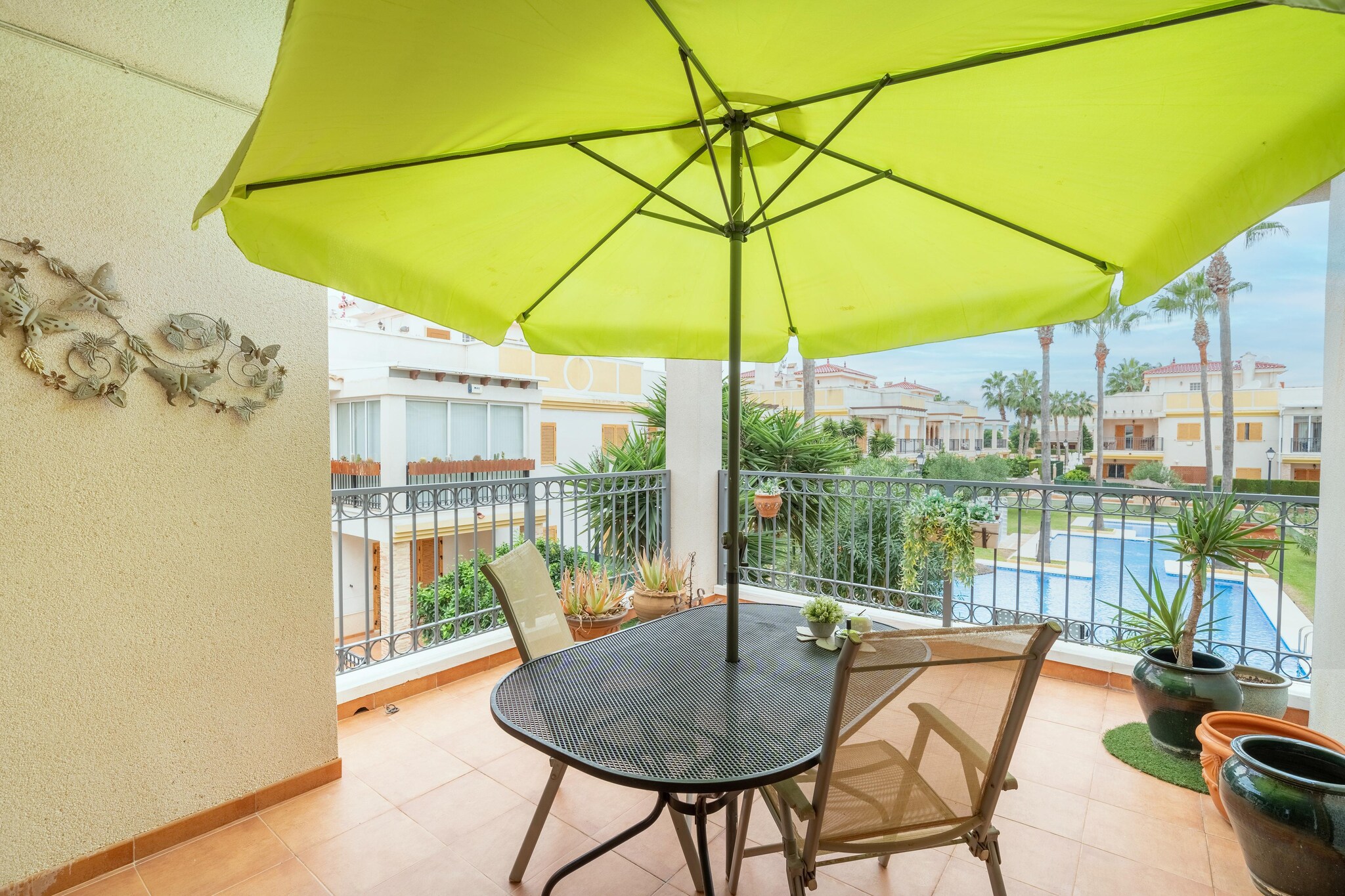 Ground floor: (Living room(seating area, air conditioning), dining room(dining table, air conditioning), Kitchen(electric kettle, toaster, coffee machine, microwave, dishwasher, fridge-freezer), bathroom(shower, washbasin), toilet(toilet), sanitary facility(washing machine), hall)\n\nOn the 1st floor: (bedroom(double bed, air conditioning), bedroom(single folding bed, double bed, air conditioning, children\'s bed), bathroom(bath tub, washbasin, toilet))\n\nshower(outside), air conditioning, terrace(private), roof terrace, garden furniture, BBQ, parking lot(public), swimming pool(shared with other guests, outside)