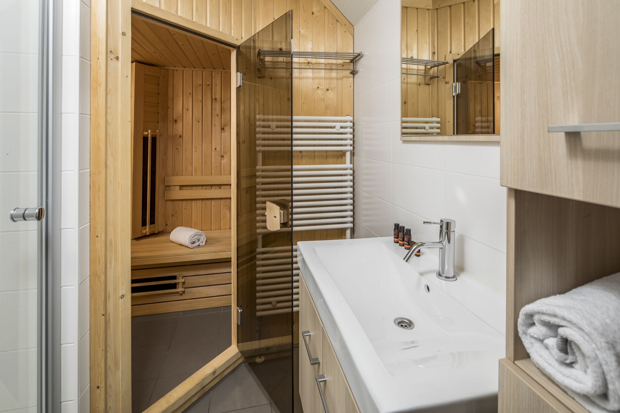 Gerestylde villa met sauna en roeiboot vlakbij zee