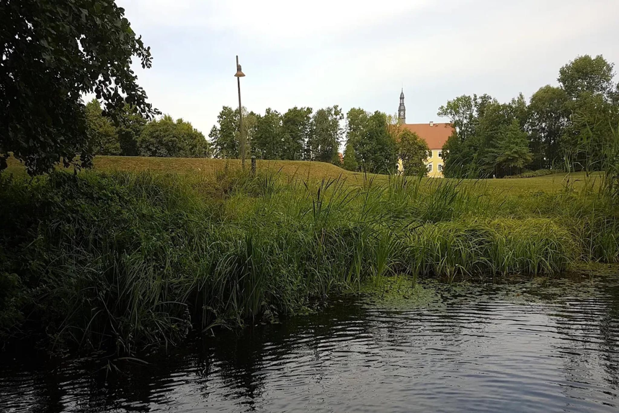 Reihenbungalow an einem Spreearm-Gebieden zomer 5km