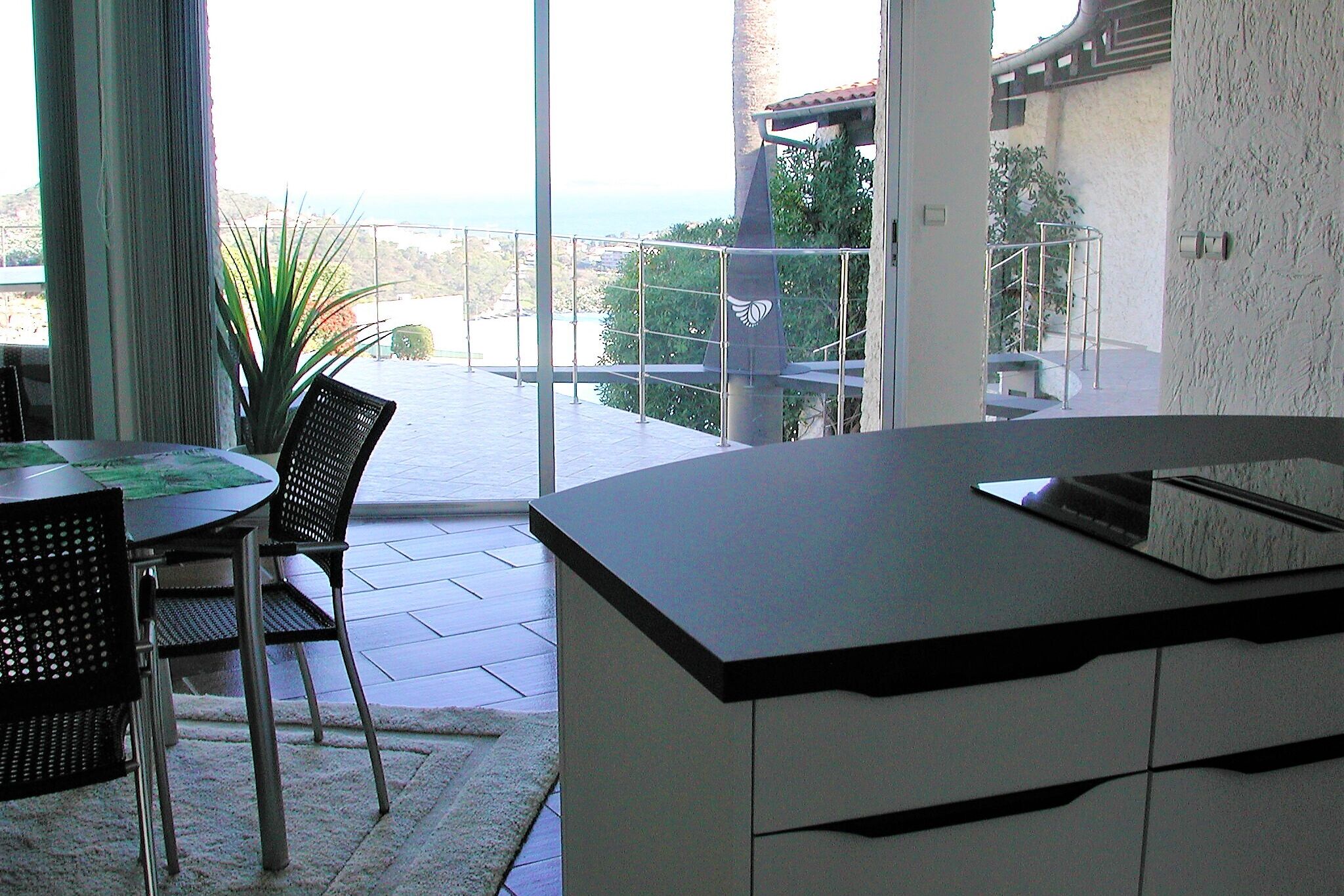 Luxe appartement in een rustig gelegen architectenvilla met uitzicht op zee en de bergen