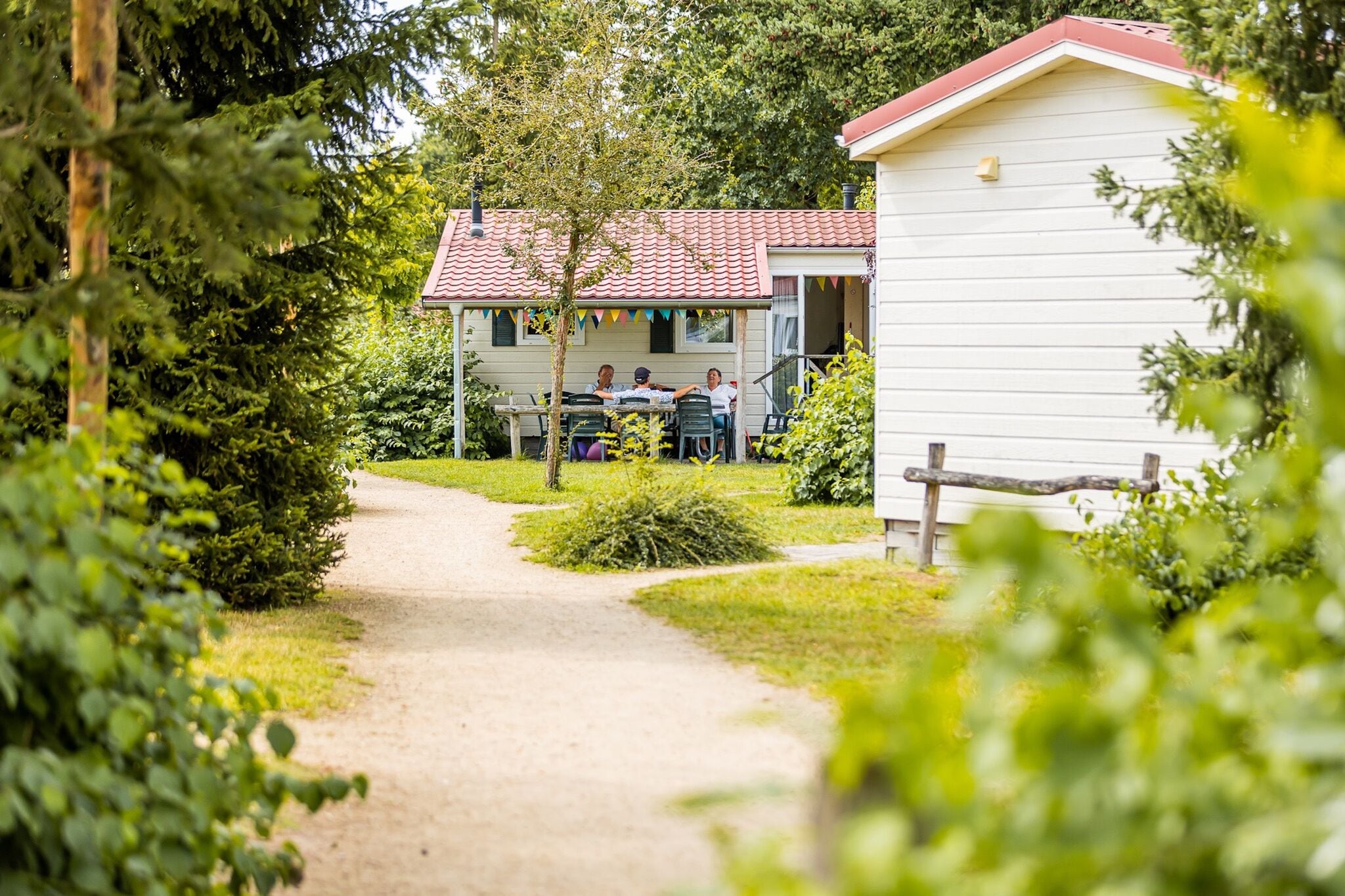 Knus chalet met overdekt terras op vakantiepark aan het Leukermeer
