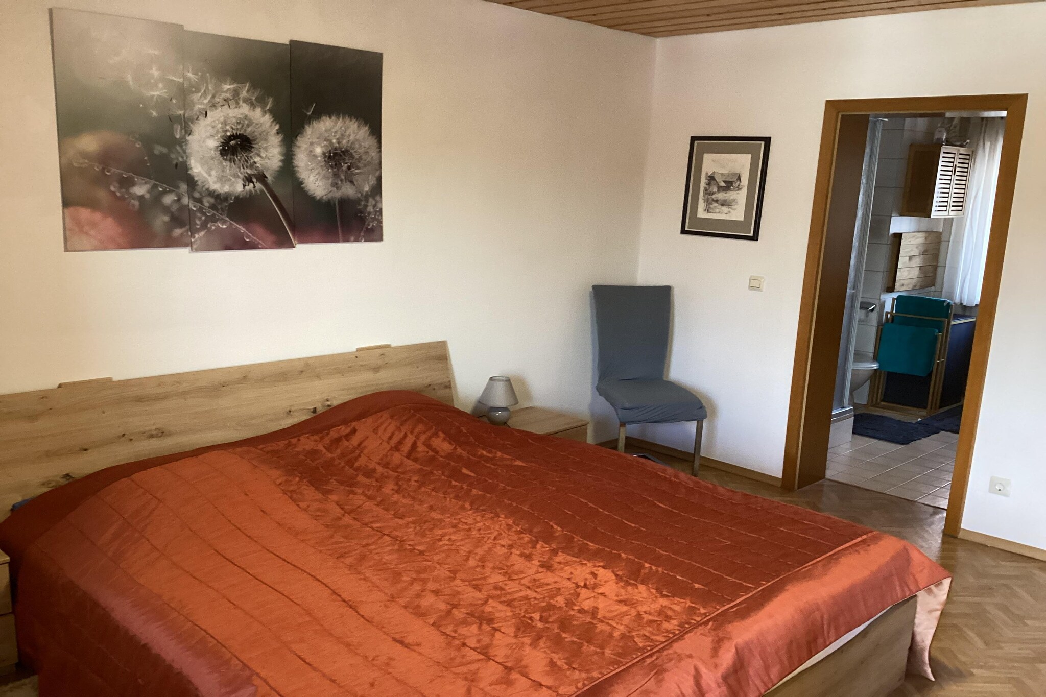 On the 1st floor: (Living room(TV, seating area), open kitchen(dining table, hob(4 ring stoves, ceramic), hood, coffee machine, oven, microwave, dishwasher, fridge), bedroom(double bed, TV), bedroom(double bed), bathroom(shower, washbasin, toilet), bathroom(shower, washbasin, toilet))\n\nheating, garden, parking, Towels/Sheets (Incl.)