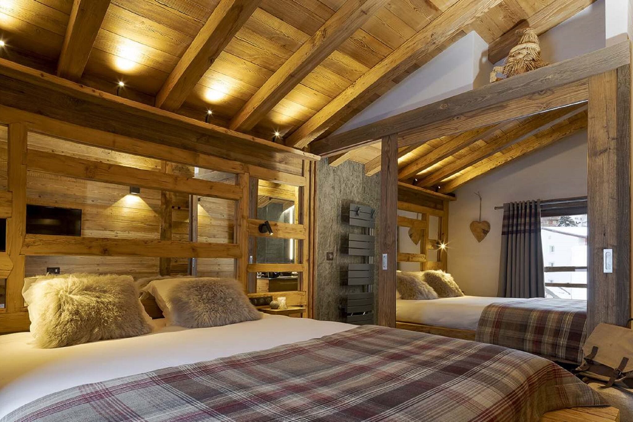 Luxurious and contemporary chalet with hot tub and sauna in Les Deux Alpes