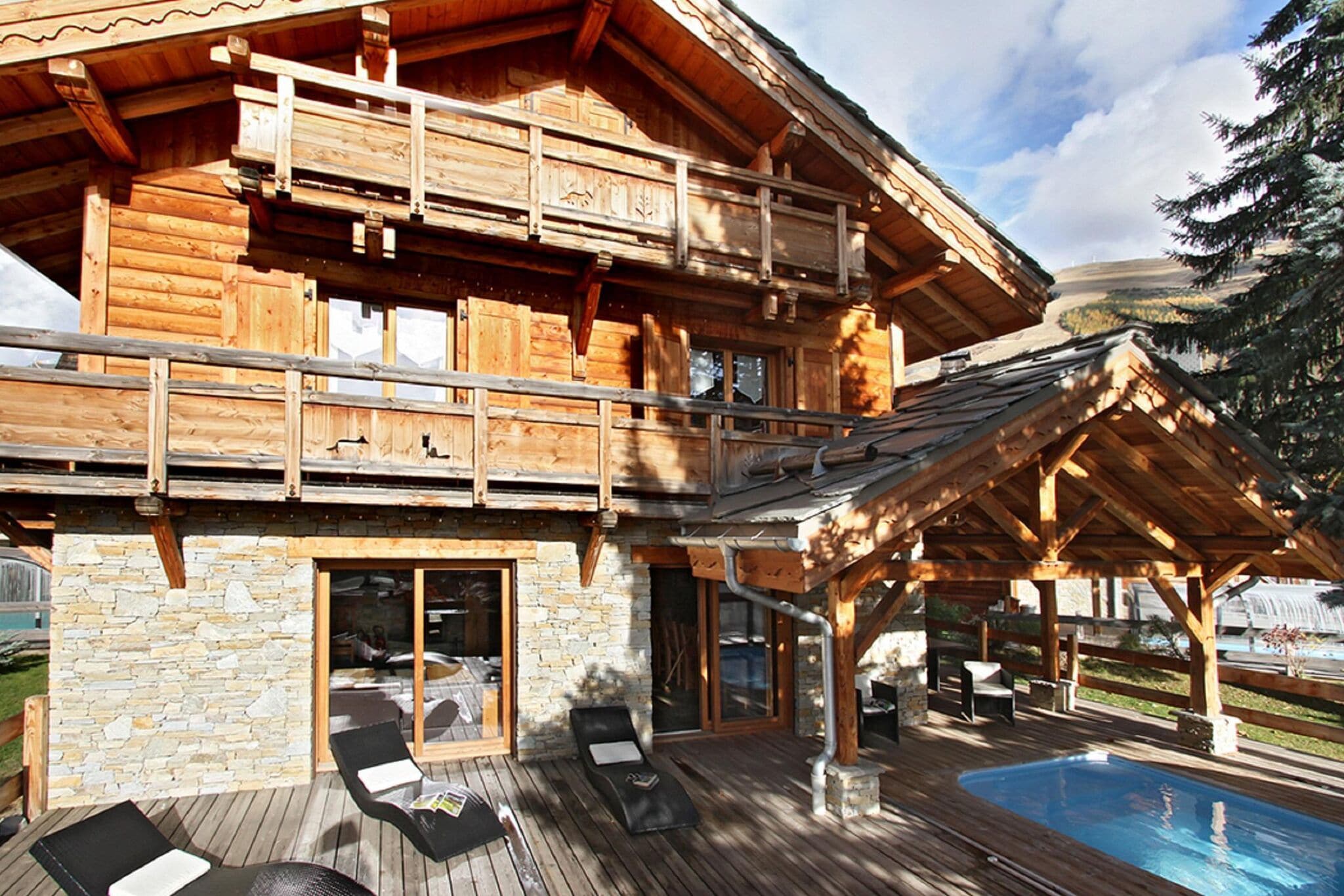 Spacious chalet with a sauna and outdoor pool in the Isère