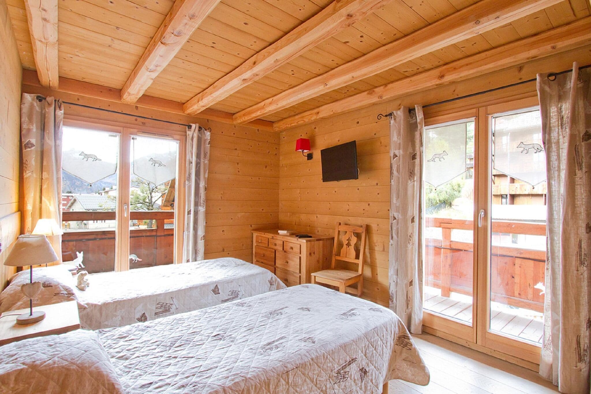 Ruim chalet met sauna en buitenzwembad in de Isère