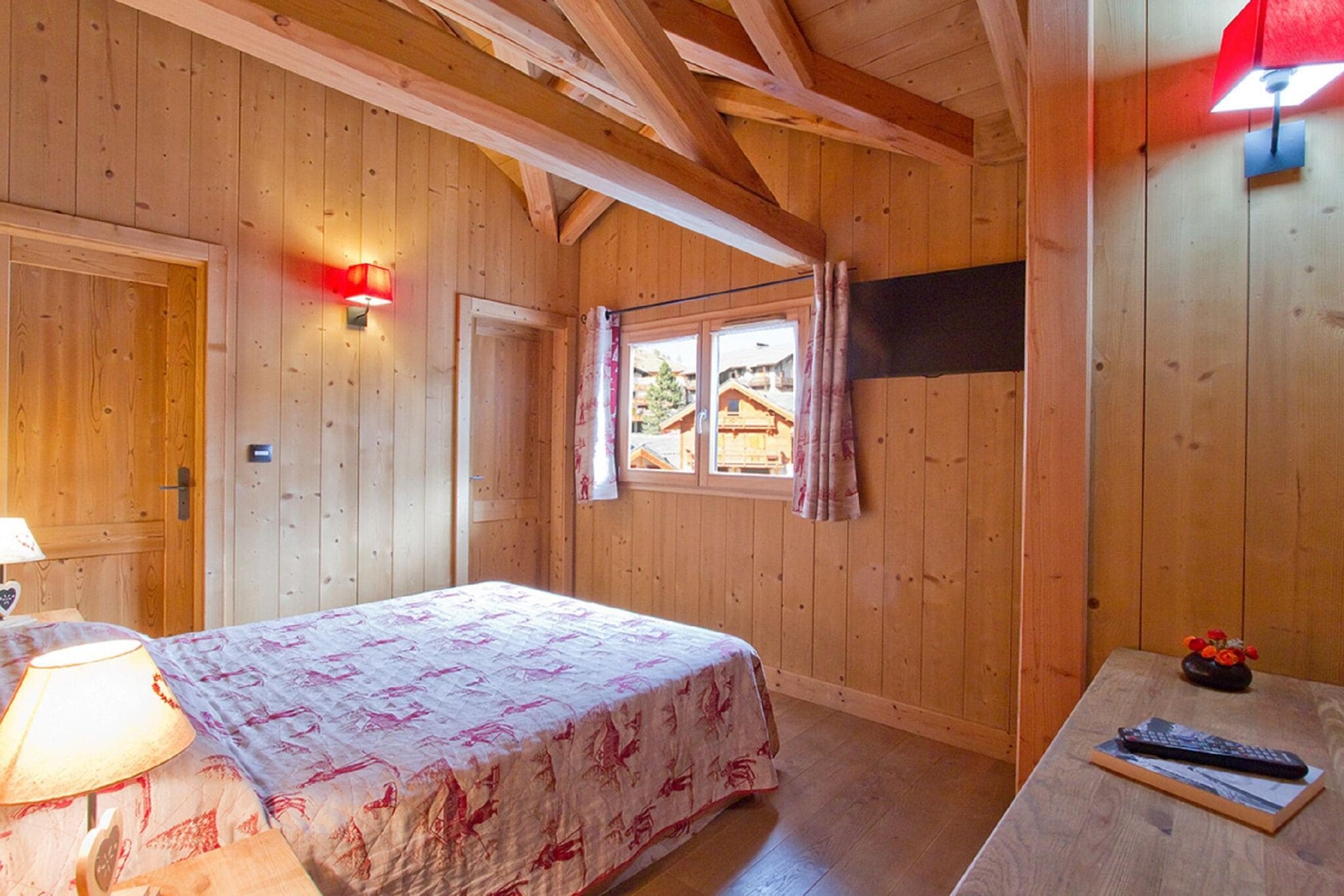 Ruim chalet met sauna en buitenzwembad in de Isère