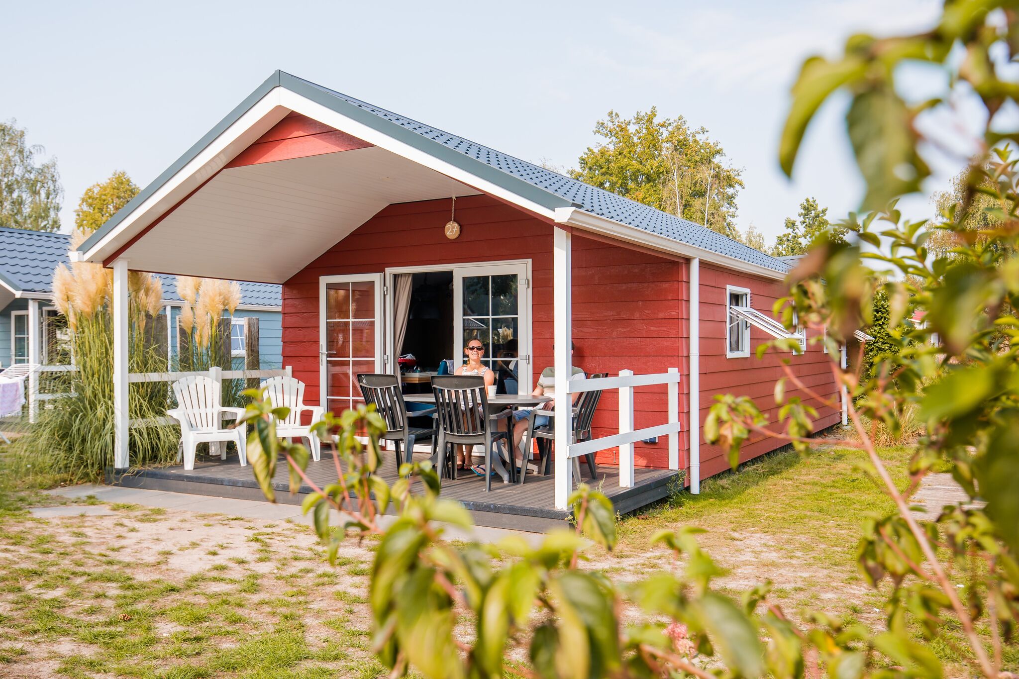 Cozy chalet with covered terrace, in a holiday park on the Leukermeer