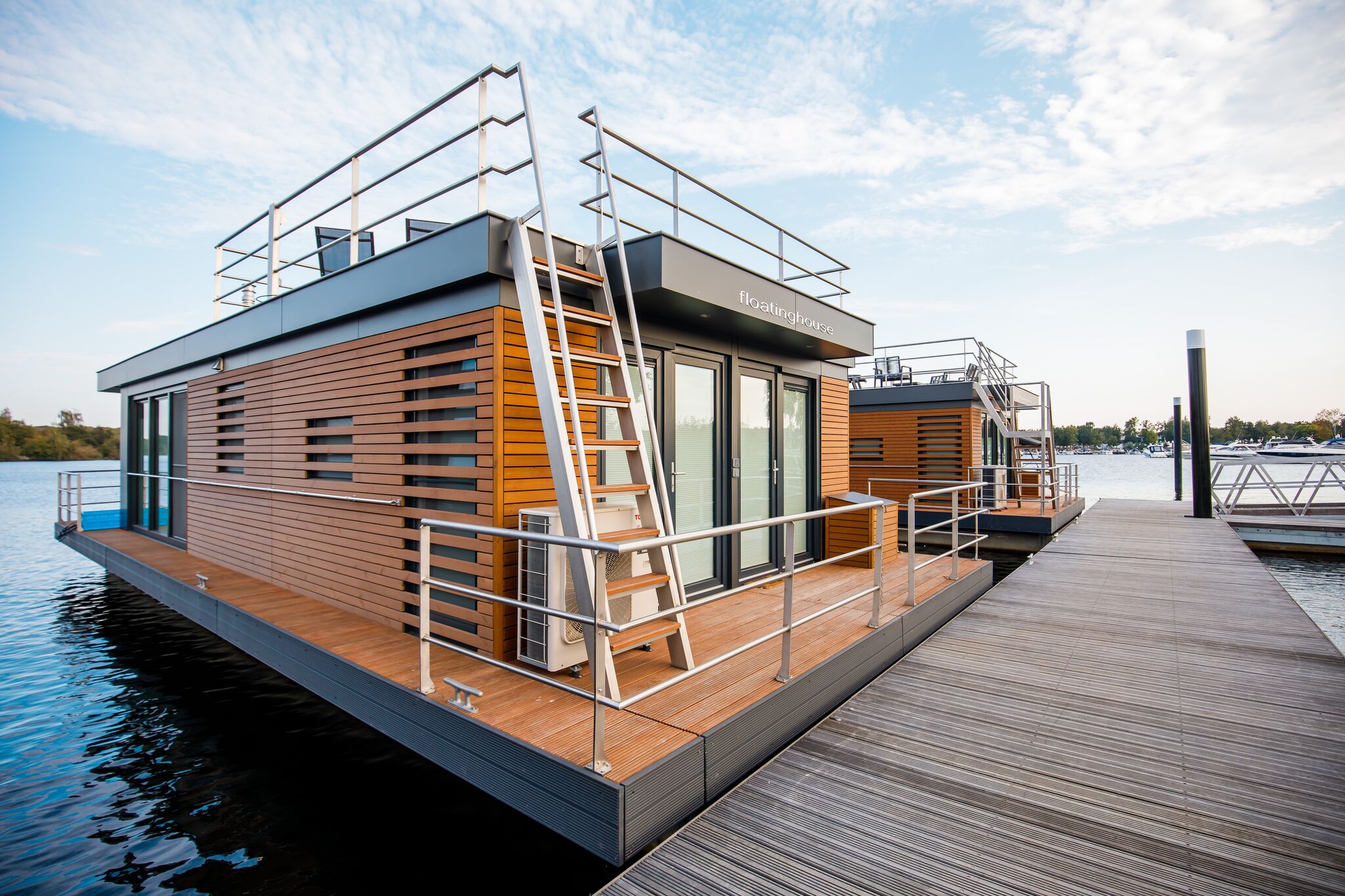 Houseboat with a view over the Leukermeer, on the edge of a holiday park