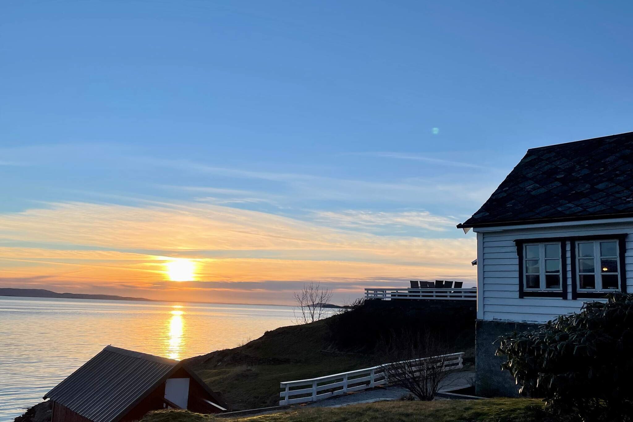 Great holiday home with a sunny location and beautiful sunsets, perfect for a family or sport fishing holiday in quiet surroundings. Spacious holiday home with conservatory on the large terrace. Here, you can enjoy beautiful summer evenings with a magnificent view of the Bjørna fjord. Well-equipped kitchen with everything you need for a nice holiday. All the bedrooms have double beds (150cm). 18-foot boat with a 100 HP 4-stroke engine to quickly get to the best fishing spots. The boat is located in the marina on the opposite side of the bay, approx. 850 m from the holiday home. Fishing equipment, fish etc. can be taken ashore close to the boathouse. In the boathouse, which is 20 m from the holiday house, you can store fishing equipment, etc. and fillet the fish. The holiday house is not available for youth groups under the age of 25.