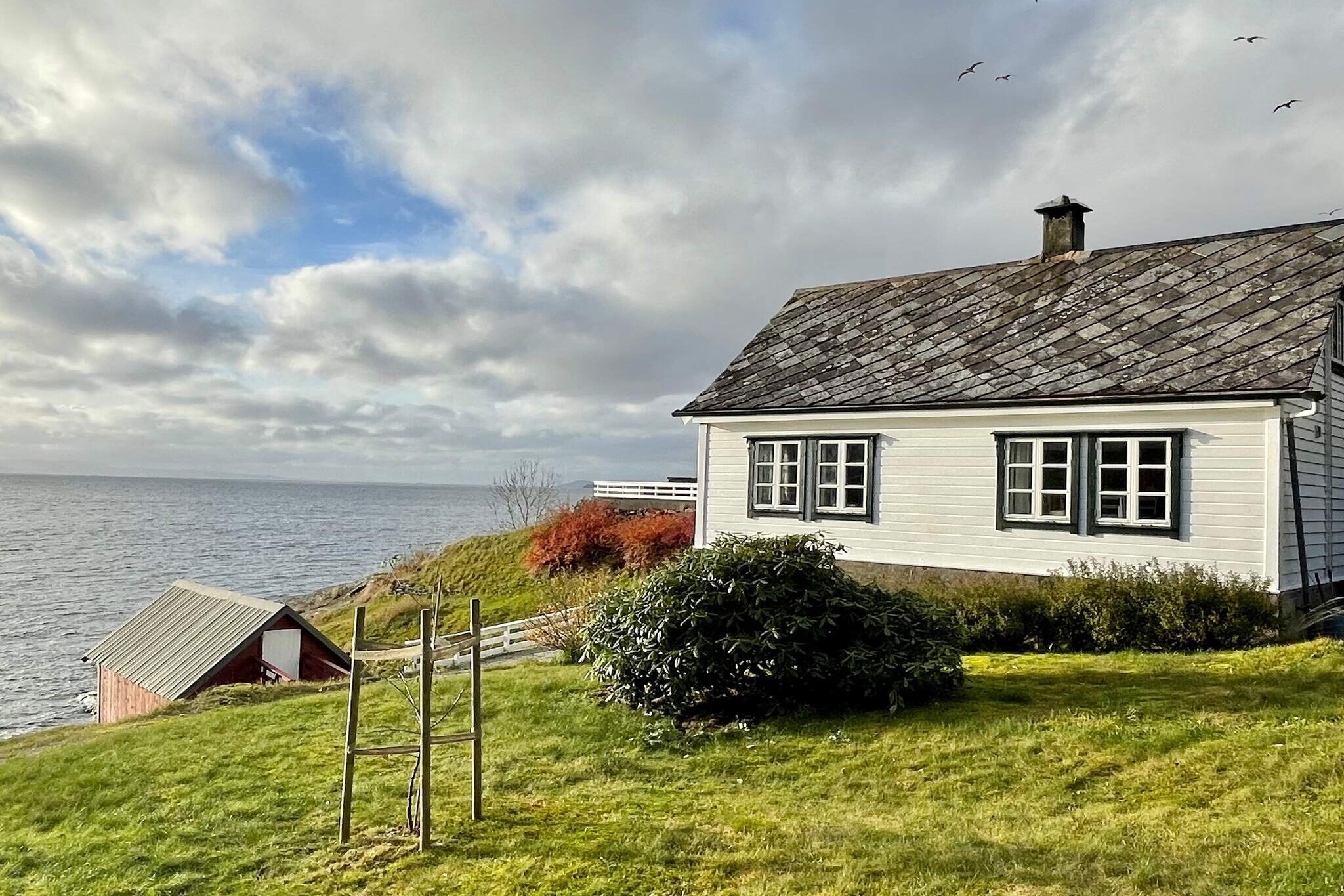 Sitting room(double bed), open kitchen(cooker(electric), hood, coffee machine(filter), waffle iron, dishwasher, fridge, freezer(200-249L), washing machine), Living/bed room(25 m2)(TV(satellite, german television channels)), bedroom(double bed), bedroom(double bed), bedroom(double bed), bathroom(floor heating)(bathtub or shower, washbasin, toilet), heating(electric), terrace(60 m2), terrace(roofed, 12 m2), garden furniture, BBQ, parking