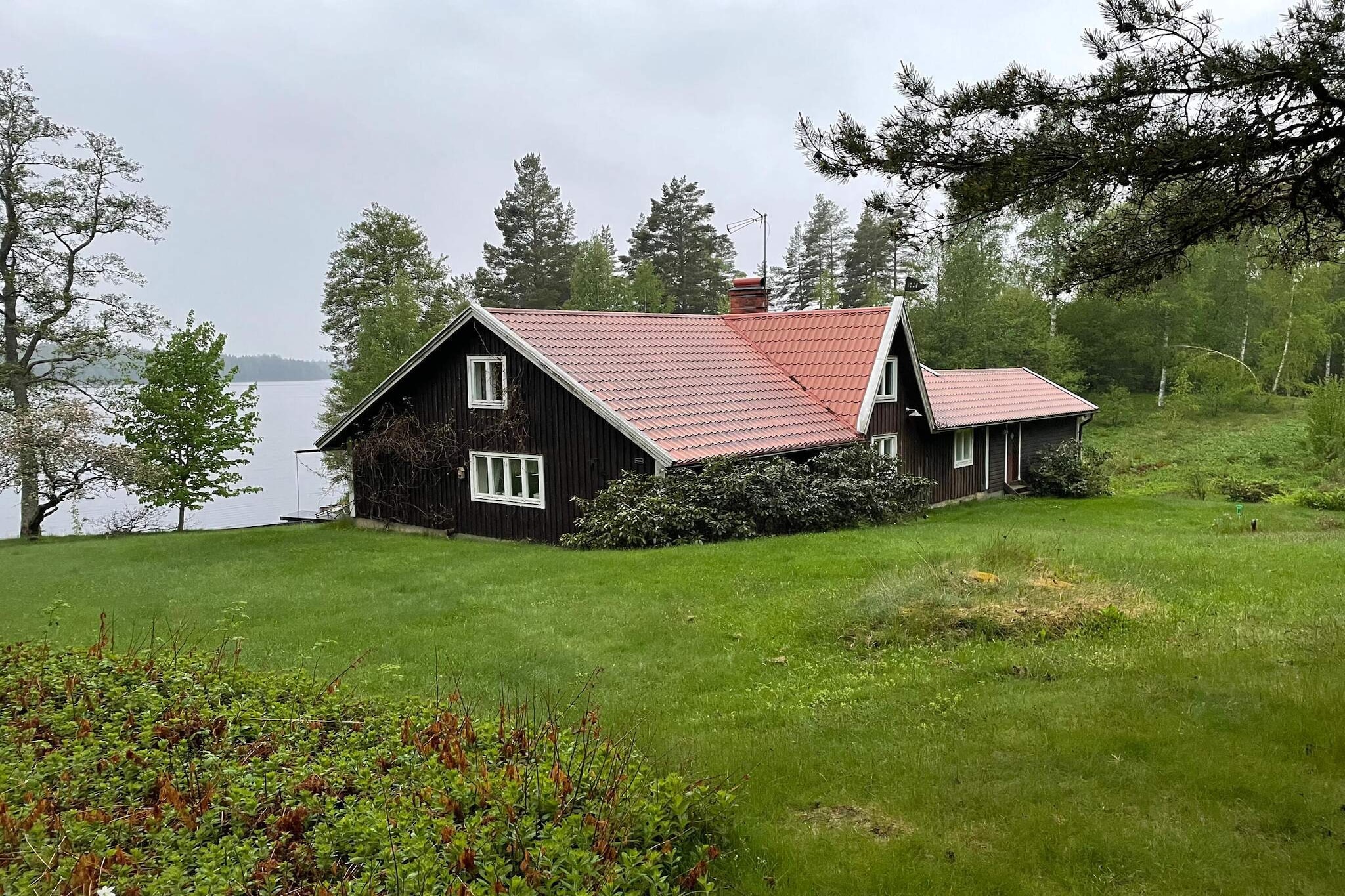 You live close to nature in the eastern part of Tiveden, Sweden's southernmost wilderness, in this spacious house. There are many nature experiences and cultural-historical sites to visit. Askersund with its picturesque city center and lovely walking paths can be reached in fifteen minutes by car. The living room is large and has room for many and provides space for social moments. If you want to relax for a while in front of the TV, it's fine here. The bathroom, which is equipped with a shower, wc and washing machine, is located downstairs. You reach the upper floor through a rather steep staircase and here you will find two bedrooms with double beds in each room, adjacent to the rooms is the hall where you have a stove that can spread cozy warmth. A stone's throw away you will find the spacious guest house where there are two single beds, from the guest house's small veranda you have a beautiful view down to the lake and the wood-burning sauna. On the outside veranda there is also a smaller glazed conservatory. Down by the lake is the rowing boat that gives you the opportunity to discover the Baltic Sea from the lake side. The boat also has an electric motor that takes you around the Baltic Sea at a comfortable pace. A stone-paved patio suitable for pleasant coffee breaks is located right down by the lake, and you can easily swim from the jetty where there is a bathing ladder. Discover Tiveden by bike, foot or by canoe, there are several options for those looking for an active holiday.