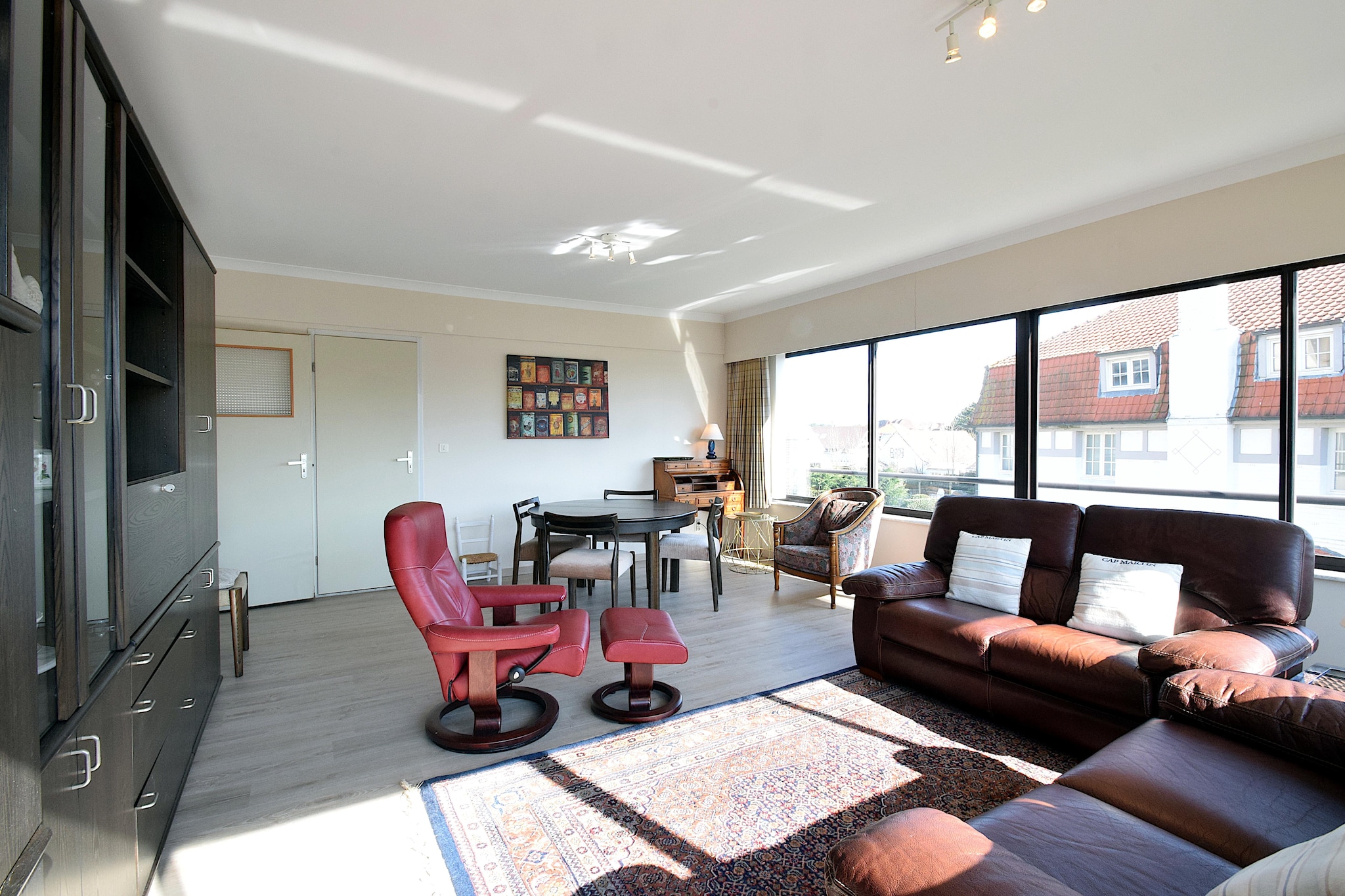 On the 3rd floor: (Kitchen(hob, coffee machine, oven, microwave, dishwasher, fridge-freezer, washing machine), Living/diningroom(TV(digital), dining table, seating area), bedroom(single bed, single bed), bedroom(double bed(160 x 200 cm)), bathroom(bath tub, washbasin), toilet(toilet))\n\nbalcony, bicycle storage, garden furniture, parking, lift, ironing board, iron