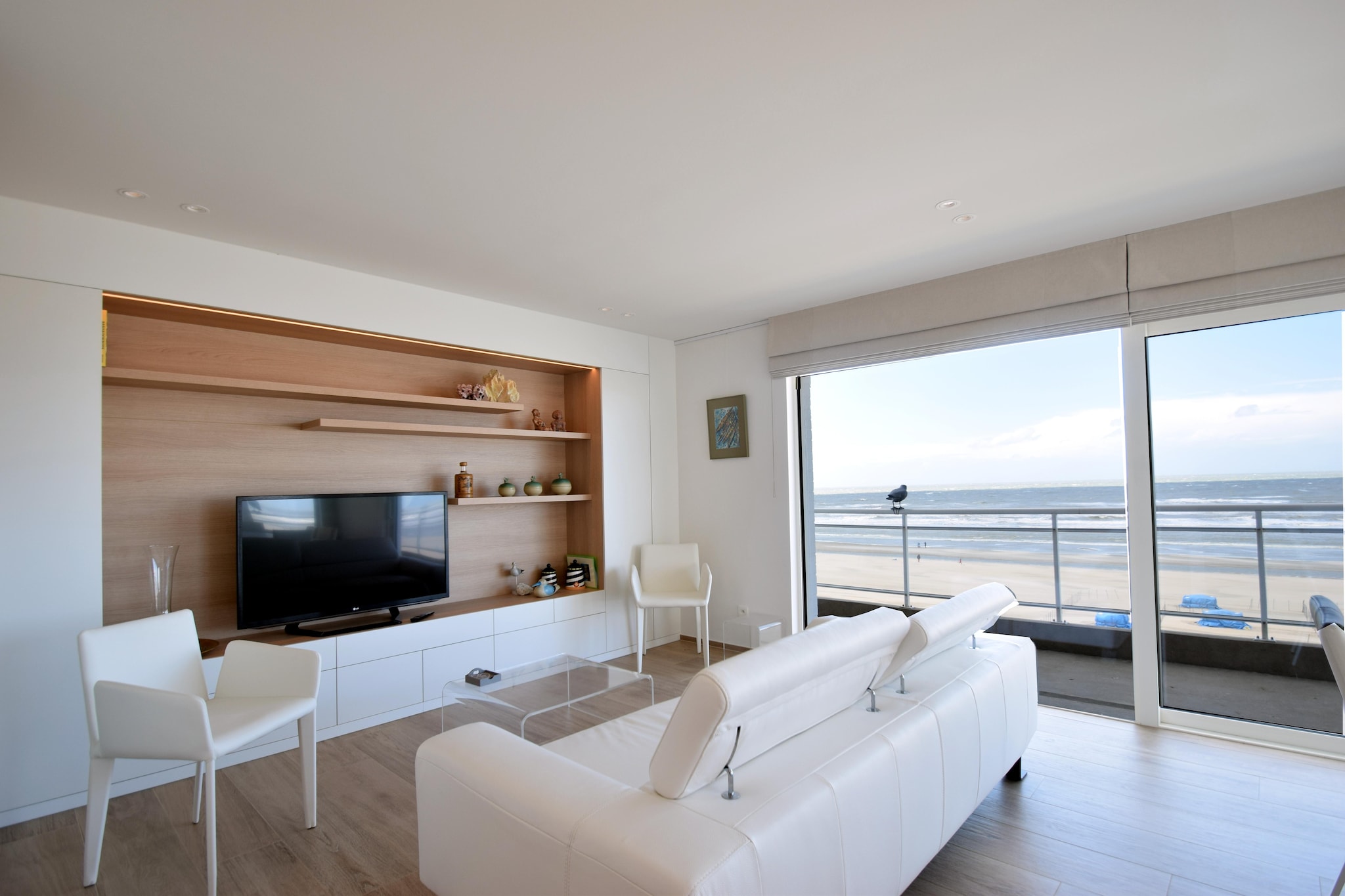 Enjoy your holiday in De Haan in all luxury and tranquility in this exclusive apartment. Modern kitchen with island everything you need to cook well, in harmony with a view of the beach and the sea. Bright living room with leather lounge. Terraces in the front and back. Optimal sleeping comfort. Bathroom and separate shower cubicle. Parking and storage in the underground.