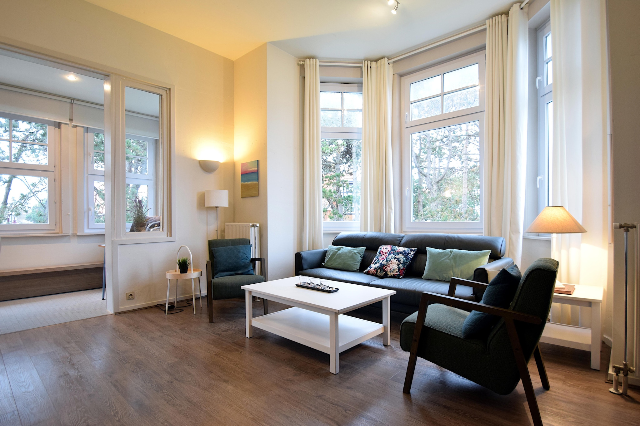 Spacious exclusively furnished apartment in a historic restored villa. Sunny private breakfast terrace. Spacious apartment with 2 bedrooms, equipped for max 3 adults + 2 children (bunk bed). New kitchen equipped with high quality materials. Tastefully furnished. Spacious bathroom. Partly parquet, partly tiled flooring.Only 100m from the beach. Outdoor parking. Top location. Digital TV, internet and Bose bluetooth.