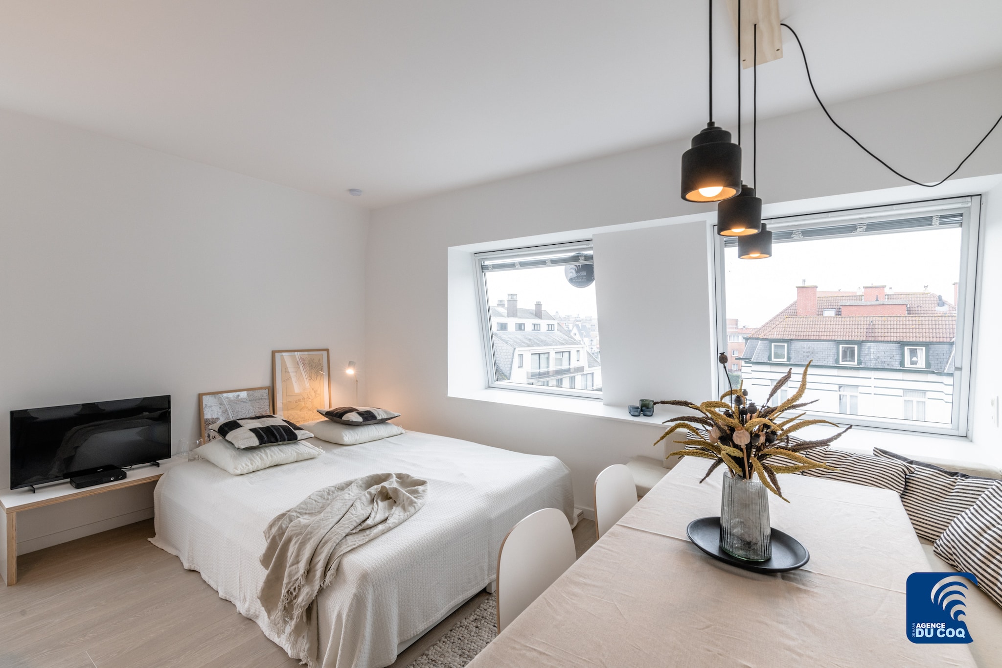 On the 3rd floor: (Kitchen(hob(induction), electric kettle, toaster, coffee machine, oven, dishwasher, fridge-freezer, Food processor), Living/diningroom(double sofa bed, TV(digital), dining table, seating area), bedroom(single bed, bunk bed), bathroom(shower, washbasin, toilet))