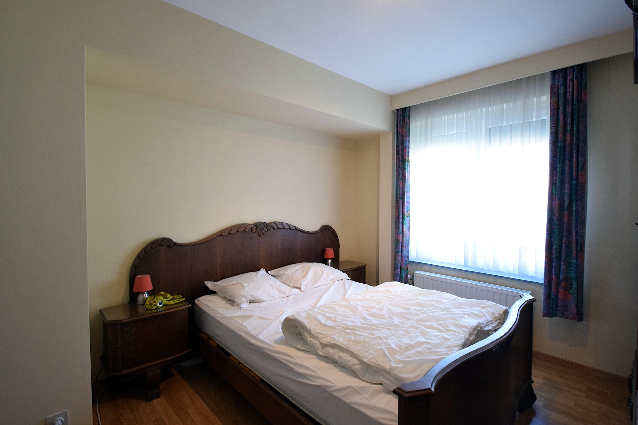 Ground floor: (Kitchen(hob(ceramic), electric kettle, coffee machine, microwave, dishwasher, fridge-freezer), Living/diningroom(TV(digital), dining table, seating area, radio), bedroom(double bed(twin duvet, 140 x 200 cm)), bedroom(double bed(twin duvet, 180 x 200 cm)), bathroom(shower, washbasin, toilet), bathroom(shower, washbasin), toilet(toilet))\n\ngarage, garden, children\'s bed, high chair, ironing board, iron