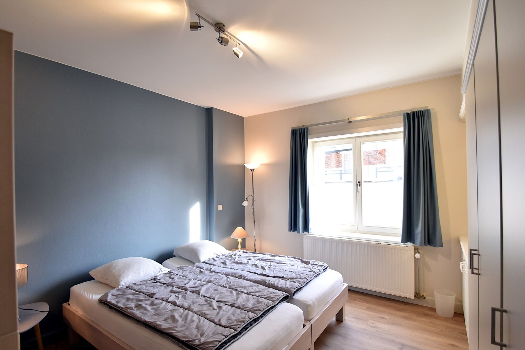 Ground floor: (Kitchen(hob(electric), toaster, hood, coffee machine, oven, microwave, dishwasher, fridge(+ freezer), tumble dryer, washing machine, Hand blender), Living/diningroom(TV(digital), dining table, seating area), bedroom(bunk bed(duvet), double bed or 2 single beds(duvet), washbasin), bedroom(bunk bed(duvet)), bedroom(double bed or 2 single beds(duvet), washbasin, baby crib(free)), bathroom(shower, washbasin, washbasin, toilet))\n\nhigh chair, ironing board, iron