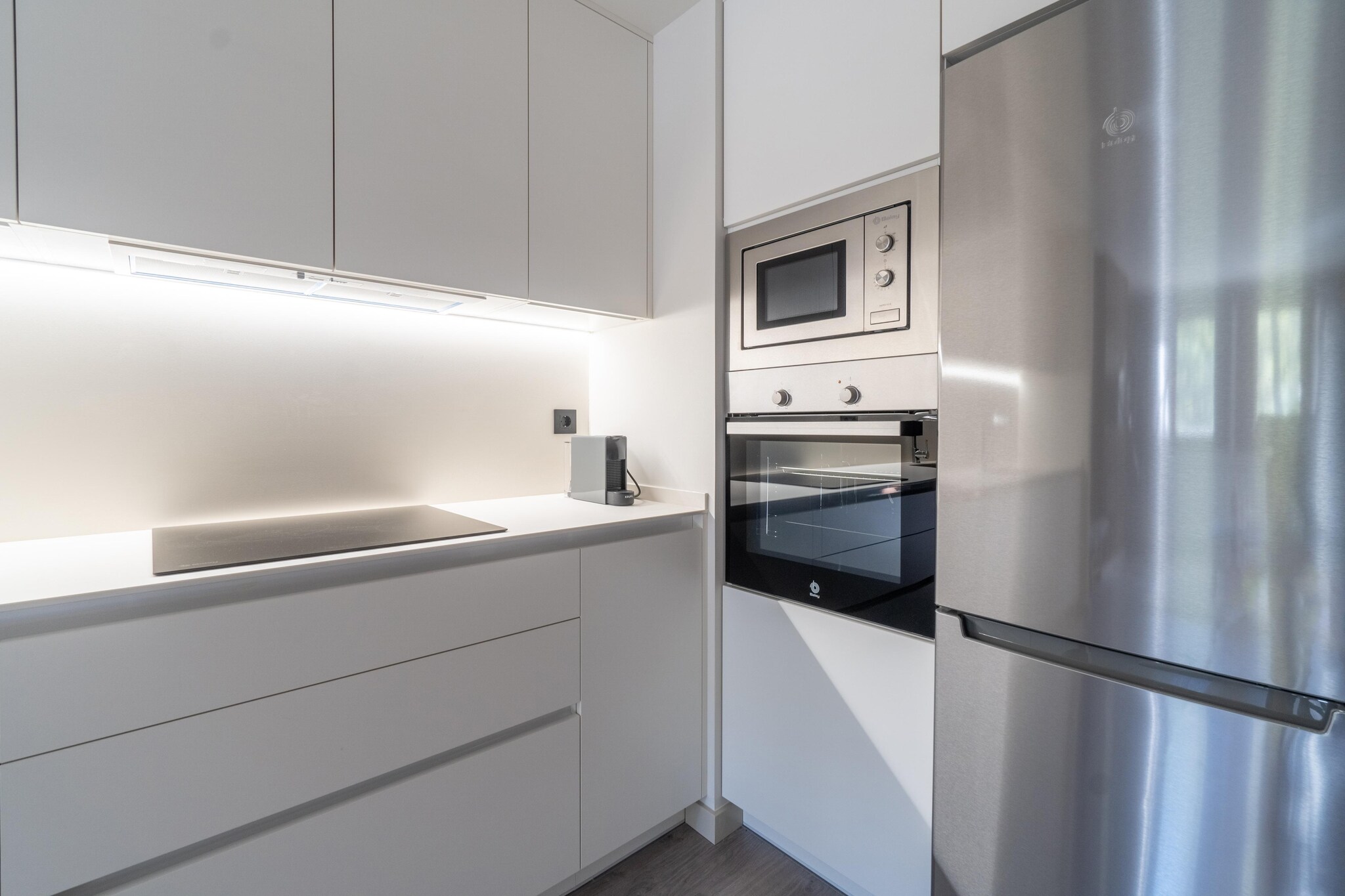 On the 1st floor: (open kitchen(toaster, cooker, coffee machine, oven, microwave, dishwasher, fridge-freezer, washing machine, Juicer), Living/bed room(double sofa bed, TV, dining table, seating area, gas fireplace), bedroom(single bed, single bed, single bed), Bedroom with bathroom(double bed, shower, washbasin, toilet), bathroom(shower, washbasin, toilet))