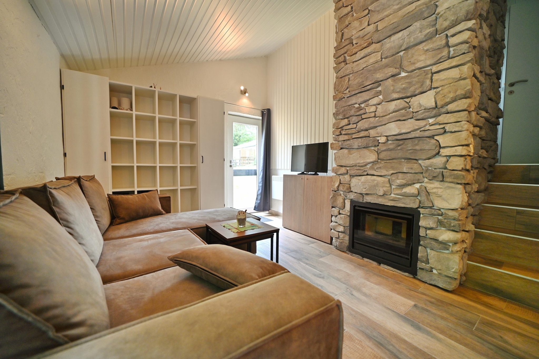 Renovated bungalow for 6 persons with 2 bedrooms near the lake of Vallée de Rabais in Virton.
Recently renovated bungalow with living/bedroom with sitting area (1 x double sofa bed), TV, cassette fireplace, dining area and kitchenette with 4 hotplates, combi oven, fume hood and refrigerator. A few steps lead to the 2 bedrooms (1 with 2 x 1 pers; bed and 1 with bunk beds), a toilet and walk-in shower. The French doors open onto a terrace with garden furniture and the lawns in front of the cottages.
Guests can buy a WiFi card at the counter (day ticket, week ticket with different prices).
Pets not allowed