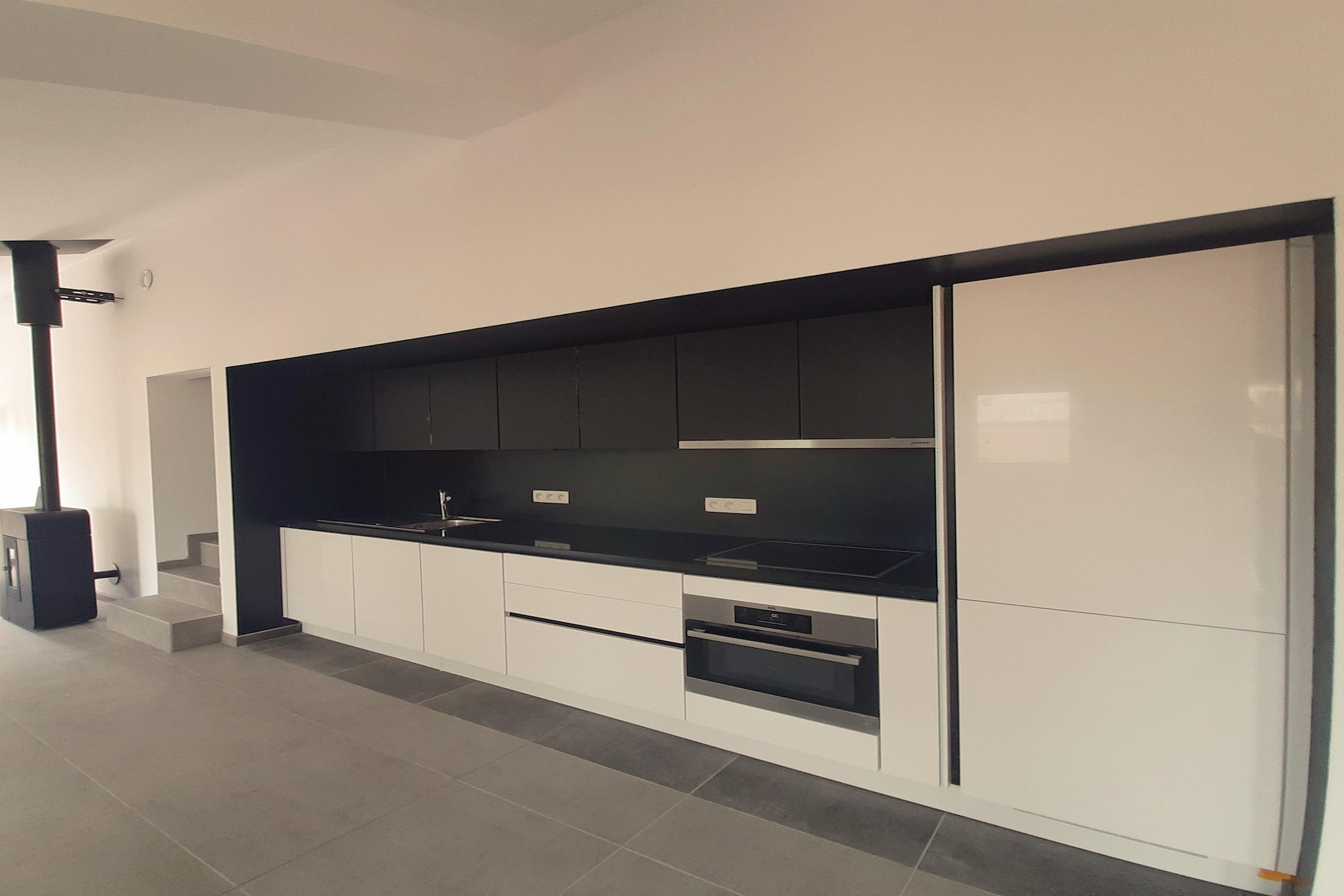 Ground floor: (open kitchen(dining table, cooker(ceramic), oven, combination microwave, dishwasher, fridge, freezer), Living/diningroom(TV(smart TV), stove(Pellet), seating area), bedroom(double bed))\n\nOn the 1st floor: (bedroom(double bed), Children\'s bedroom(bunk bed), bathroom(shower, toilet), bathroom(shower, toilet))\n\nheating(electric), terrace, garden, garden furniture, parking, parasol