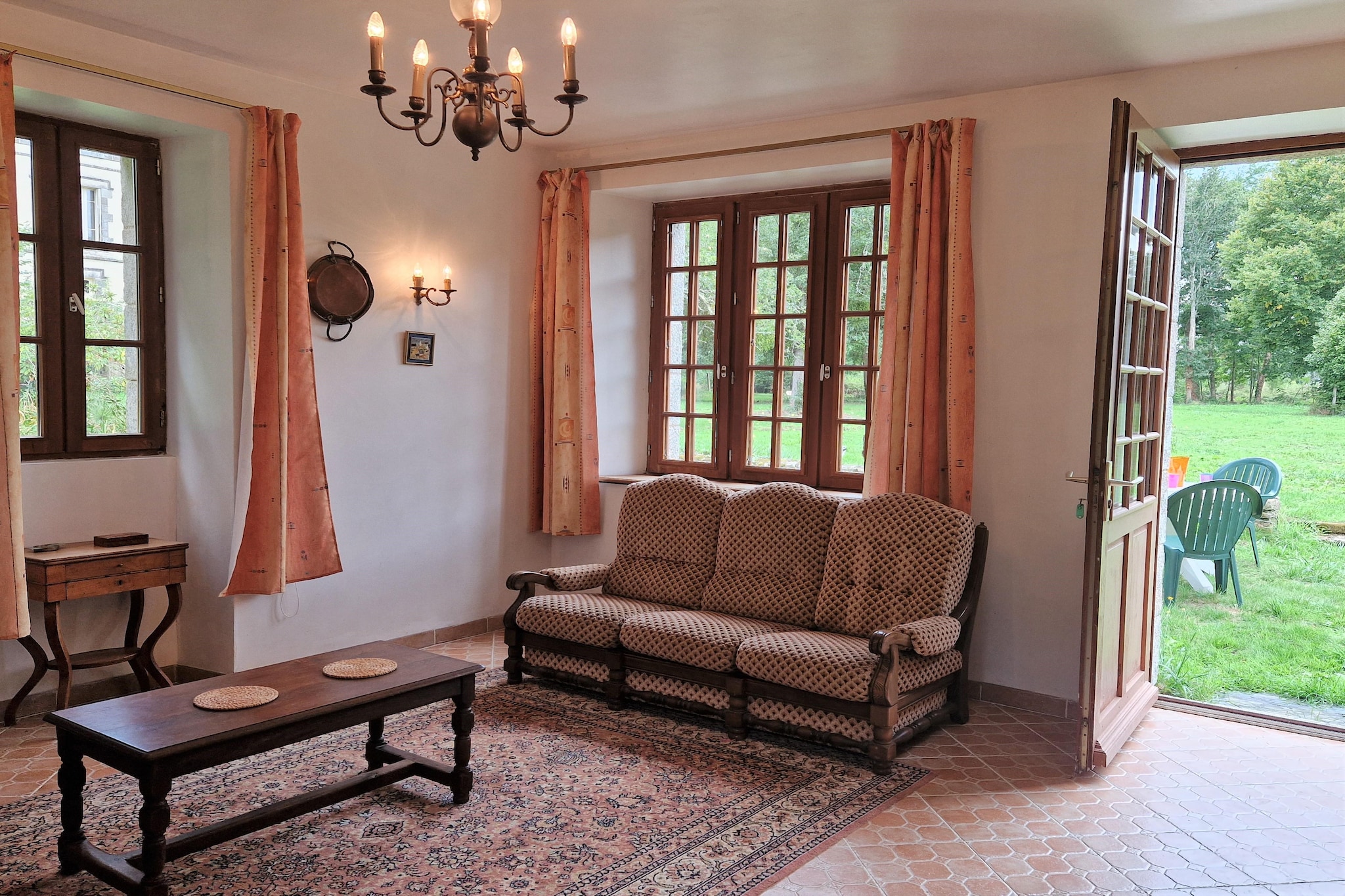 Ground floor: (Kitchen(toaster, cooker(4 ring stoves, gas), coffee machine, oven, microwave, dishwasher, fridge, freezer), Living/diningroom(TV(no dutch television channels, no german television channels)), toilet)\n\nOn the 1st floor: (bedroom(double bed), bedroom(single bed, single bed), bathroom(bath tub), bathroom(shower), toilet)\n\nwashing machine, heating(electric), garden, garden furniture, parking