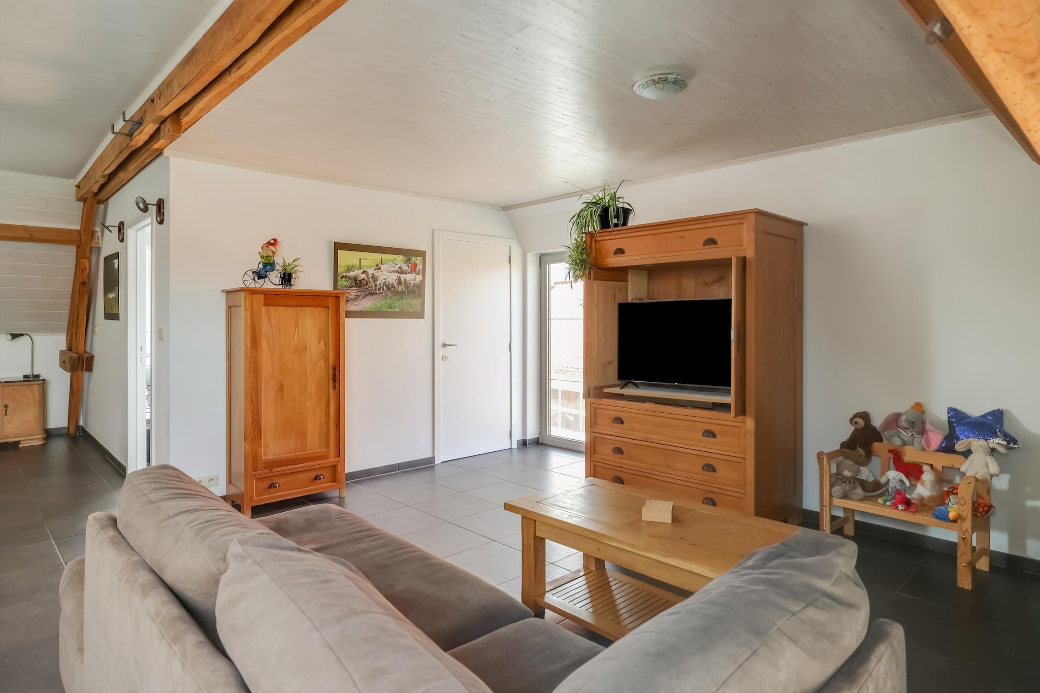 On the 1st floor: (open kitchen(hob(induction), electric kettle, coffee machine, oven, microwave, dishwasher, fridge, Hand blender), Living/diningroom(TV, dining table, seating area), bedroom(double bed, bunk bed), bedroom(double bed, double trundle bed), bedroom(double bed), bathroom(bath tub, shower, washbasin, washbasin, toilet), bathroom(shower, washbasin), toilet(toilet))\n\nparking, playpen