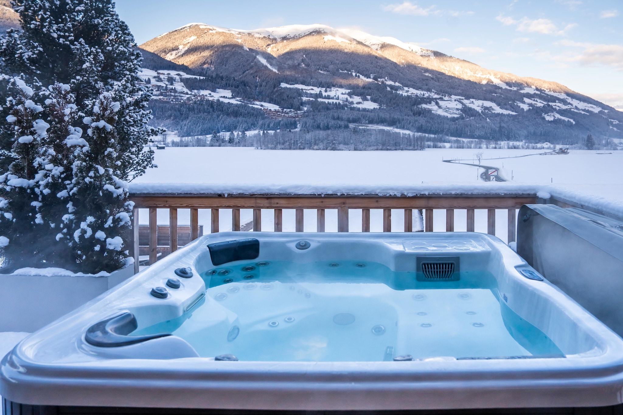 This beautiful holiday flat in Sulzau near Neukirchen am Großvenediger, surrounded by wooden elements, promises an unforgettable mountain holiday. A special highlight is the covered terrace, which offers a breathtaking view of the surrounding mountains. There you can linger in a cosy seating area and relax in the whirlpool bath. Whether you are travelling as a family, couple or with friends - everyone will find their well-deserved comfort here.
The flat impresses with its comfortable furnishings, including an open-plan kitchen and dining area with state-of-the-art equipment, a sofa bed in the living room, modern bathrooms, several TVs, a ski room, a garden with sun loungers and barbecue facilities. Parking is possible directly on site.
Sulzau is just a 5-minute drive from the picturesque Neukirchen am Großvenediger, nestled between the majestic Kitzbühel Alps and the Hohe Tauern National Park. In winter, the Wildkogel Arena ski area attracts visitors with the longest floodlit toboggan run in the world, while in summer there are numerous hiking trails and mountain bike routes to explore the mountain landscape.