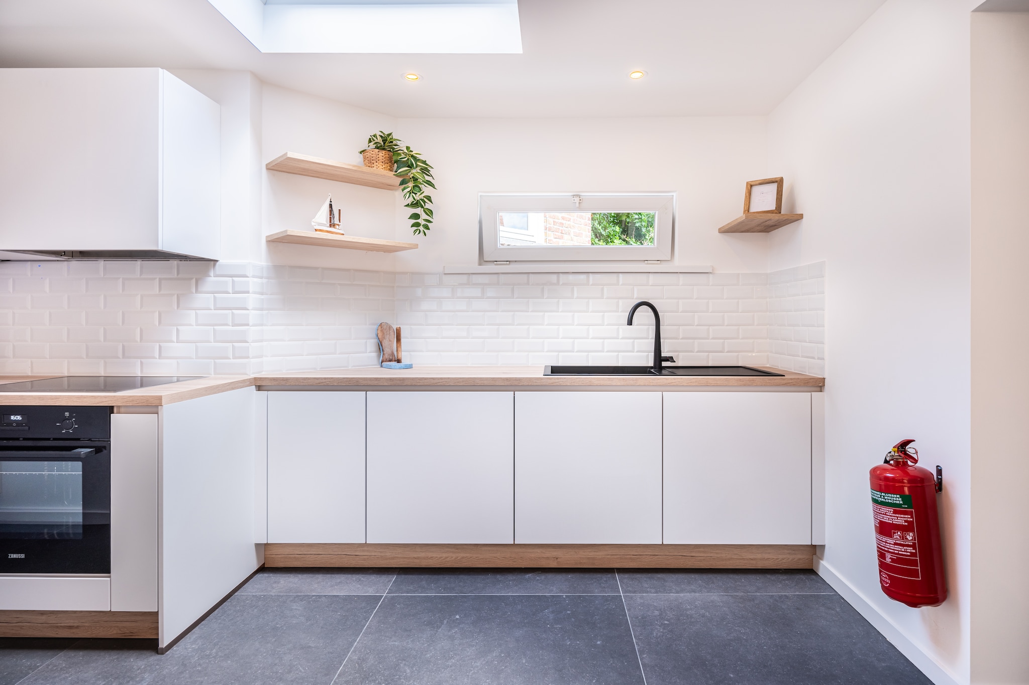 Ground floor: (open kitchen(hob(electric), electric kettle, toaster, hood, coffee machine, oven, microwave, dishwasher, fridge), Living/diningroom(single sofa bed, TV(flatscreen, digital), dining table, seating area), bedroom(double bed(twin duvet, 160 x 200 cm)), bathroom(shower(walk-in shower), washbasin), toilet(toilet), storage(washing machine))\n\nOn the 1st floor: (bedroom(double bed(twin duvet, 160 x 200 cm)), bedroom(double bed(twin duvet, 160 x 200 cm)), bathroom(shower, toilet))\n\nheating(gas), terrace, garden, garden furniture, BBQ, parking