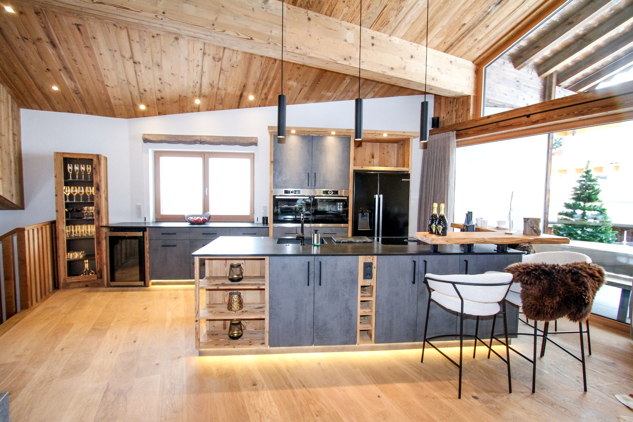 Ground floor: (Entrance, Bedroom with bathroom(double bed, TV(smart TV), bath tub, shower, toilet), Bedroom with bathroom(double bed, TV(smart TV), shower, toilet), Bedroom with bathroom(double bed, TV(smart TV), shower, toilet), Bedroom with bathroom(double bed, TV(smart TV), shower, toilet), Landing)\n\nOn the 1st floor: (Living room(TV(smart TV), seating area), open kitchen(dining table, fireplace, hob(induction), coffee machine, oven, microwave, dishwasher, dishwasher, fridge-freezer), bedroom(double bed, TV(smart TV)), bedroom(double bed, TV(smart TV)), bathroom(shower), toilet, Landing, balcony, balcony or terrace)\n\nsauna, Turkish steambath, Bubble bath, ski storage, carport, Whirlpool, TV(smart TV), tumble dryer, massage shower, toilet, washing machine, ski boot heaters, sun loungers