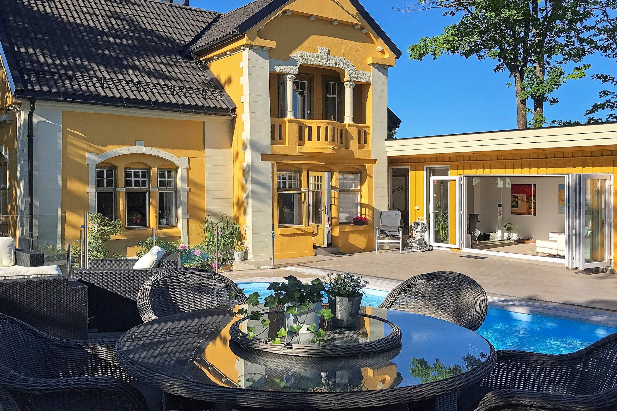 Large, stately holiday home with heated outdoor swimming pool and a short distance to the center of Arendal. The holiday home is well suited for more than one familie and has a high standard. Two dining tables with room for 12 people, 6 bedrooms, 3 bathrooms. The holiday home has several bright and pleasant living rooms and three fireplaces. Large and beautiful tiled outdoor area, lawn and swimming pool with sliding roof (the pool is heated from May 1st to October 14th). 40 sqm terrace, gas heater, herb garden, garage with exercise facilities (mill, weights, bench press, etc.). Four bikes to enjoy in a great cycling and off-road area in the forest 1.5 km away. Fully fenced plot with wrought iron gate for car, suitable for dogs that can run freely on the plot. Hedges and planting make the plot nice and secluded. Only a short drive to the center of Arendal with all the town’s facilities and many events and festivals. In Grimstad approx. 15 km away, there is a golf course, and during winter you can enjoy at ice skating on the artificial ice rink at Myra (5 km). Arendal offers a varied cultural events all year and is visited by thousands of people. Raet National Park, Merdø, Canvas Hove, Tromøy with great beaches, Kuben museum, Pollen and not least the swimming pool in the guest harbor are all worth a visit.