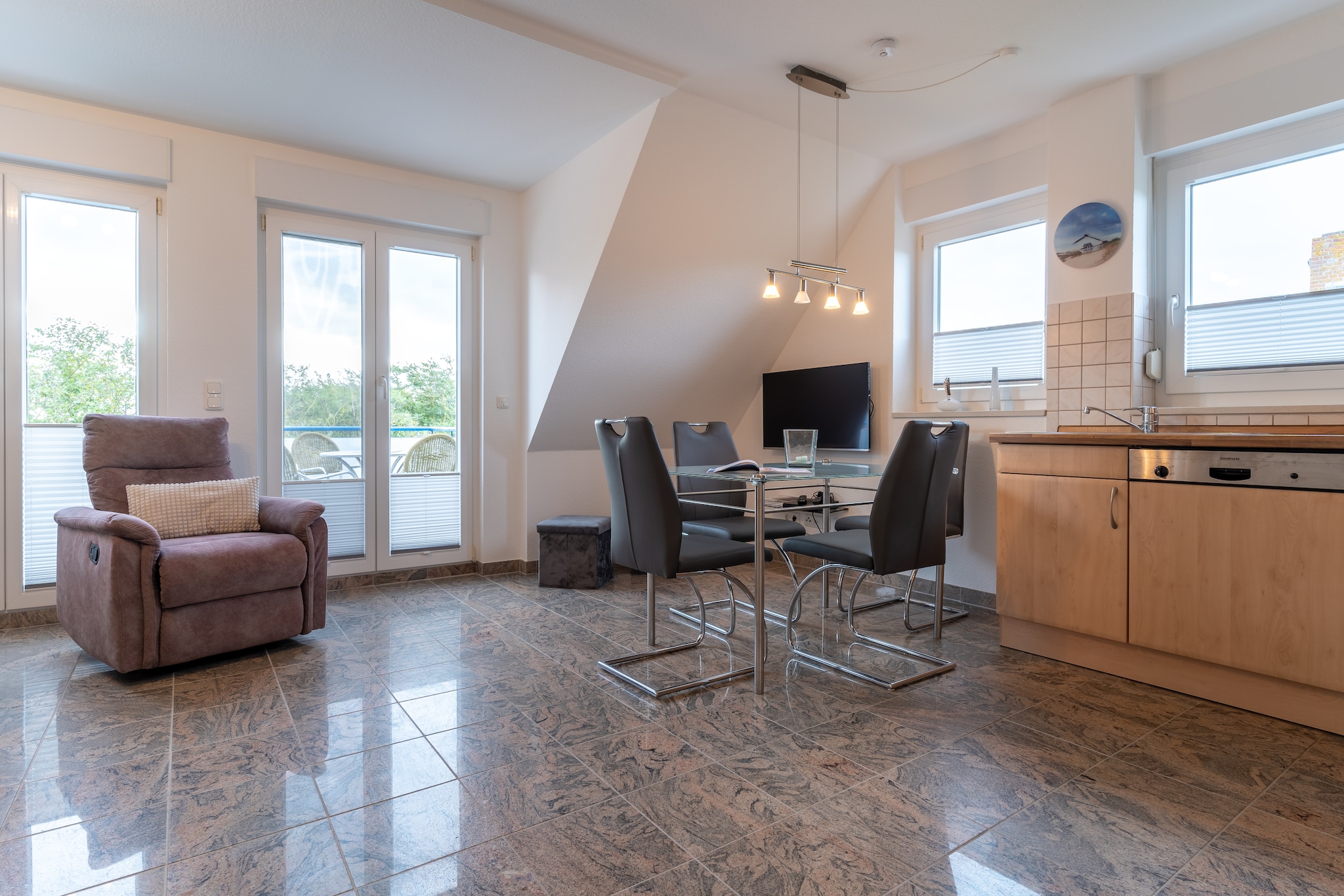 On the 1st floor: (Kitchen(dining table, hob(4 ring stoves, ceramic), electric kettle, toaster, hood, coffee machine, oven, microwave, dishwasher, fridge(+ freezer)), Living/diningroom(TV(flatscreen, satellite), dining table, seating area, radio), bedroom(double bed(180 x 200 cm)), bathroom(shower, washbasin, toilet, hairdryer))\n\nAttic: (Gallery bedroom(double bed(180 x 200 cm)), toilet(washbasin, toilet))\n\ntumble dryer(shared with other guests, paid), washing machine(shared with other guests, paid), balcony(shared with other guests), balcony(shared with other guests), balcony, heating(gas), garden furniture, parking, insect screens, Laundry Package incl.