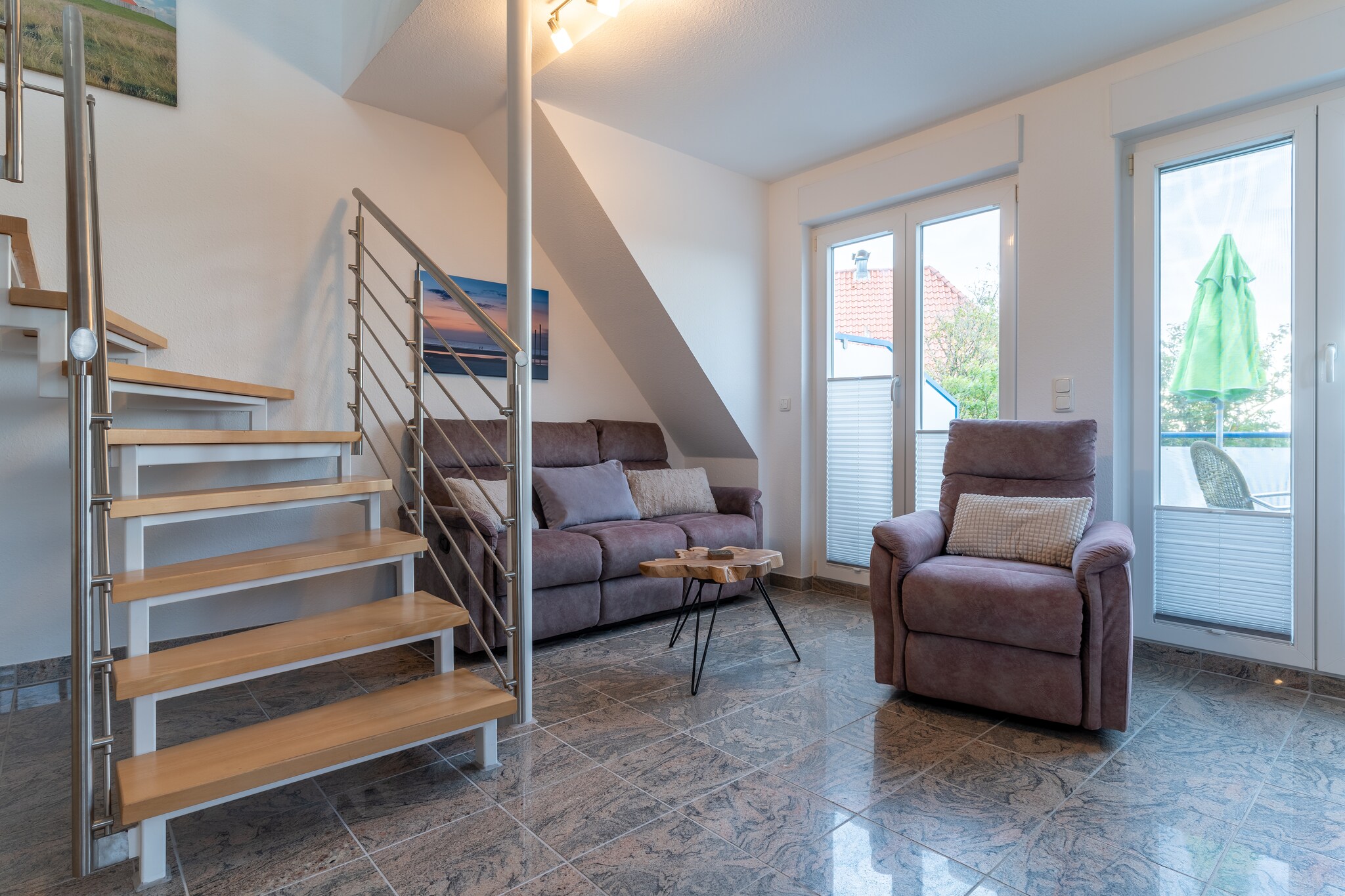 This beautiful holiday flat is located in a house with four units and has approx. 65 sqm on two levels for up to 4 people. It is situated in an idyllic, quiet location directly on the dyke in the Ording district. Enjoy the peace and quiet and the immediate proximity to the sandy beach of St. Peter-Ording. Here you can not only smell the sea, but also see it.
Highlights included: Wi-Fi, electricity, heating and water and final cleaning are included in the rental price.
Activities nearby: 12 km long and 2 km wide fine sandy beach combined with the scent of pine trees and salt marshes: That is St. Peter-Ording! Experience Germany's only seaside resort with its own sulphur spring. The long holiday resort consists of four districts, the most beautiful of which is the old St. Peter village. Here, the old brick church stands out next to many thatched Frisian houses. Each part of the village has its own bathing beach with a restaurant on stilts. The West Coast Park with its petting zoo and unique sealarium offers variety for the whole family. Younger guests are also catered for in the playhouse 5 days a week: the playhouse is a children's paradise with bouncy castles, a ball pool and lots of toys. Joint games, handicrafts and baking afternoons are offered. But clowns, children's songwriters, puppet theatres, storytellers or magicians are also frequent guests and provide lots of fun.