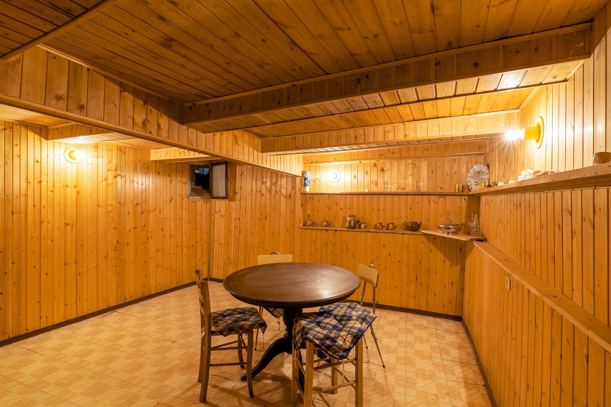 Ground floor: (Living room(fireplace, seating area), Kitchen(dining table, oven, fridge), bedroom(double bed), bathroom(shower))\n\nOn the 1st floor: (bedroom(double bed, double sofa bed), bathroom(shower))\n\nBasement: (dining room(dining table(10 persons)))\n\nbalcony or terrace