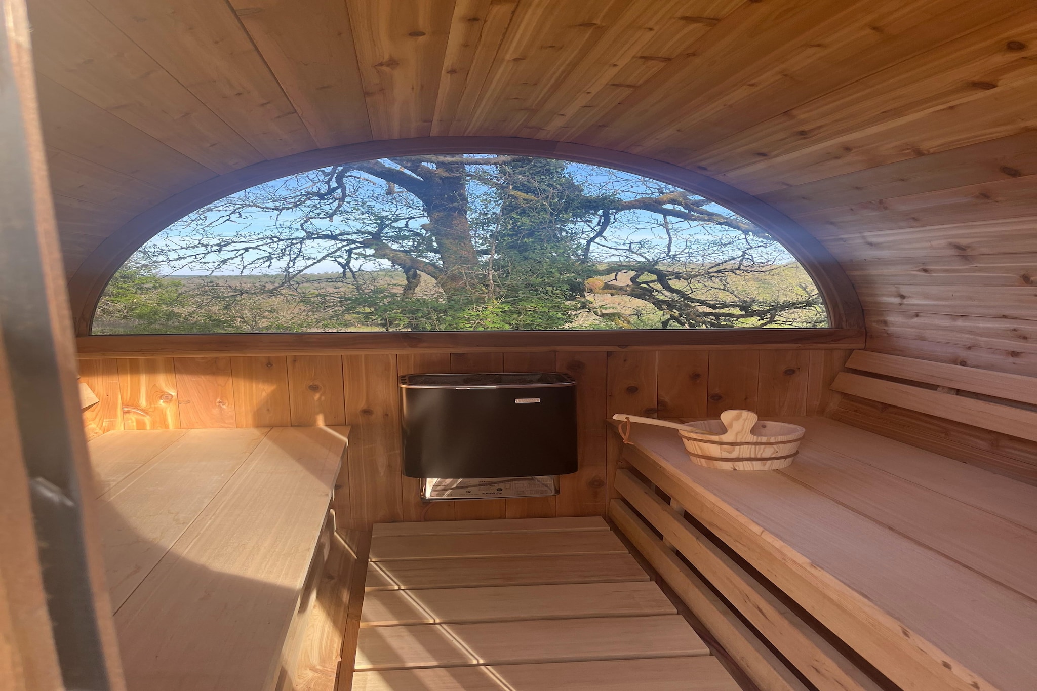 Ground floor: (Living room(TV, dining table, seating area), Kitchen(hob, toaster, cooker, coffee machine, oven, combination microwave, dishwasher, fridge-freezer, Juicer))\n\nOn the 1st floor: (bedroom(double bed), bedroom(double bed), bedroom(double bed), bathroom(shower, toilet), toilet)\n\nBasement: (Bedroom with bathroom(bunk bed, 3-person bunk bed, shower, toilet), Bedroom with bathroom(bunk bed, shower, toilet))\n\nstove, streamingservice, microwave, hot tub, sauna, washing machine, balcony or terrace, heating, air conditioning, terrace, garden, garden furniture, sun loungers, BBQ, parking, deckchairs, parasol, private outdoor pool, boules court, table tennis table, bicycles available, children\'s bed, party games, Surveillance camera