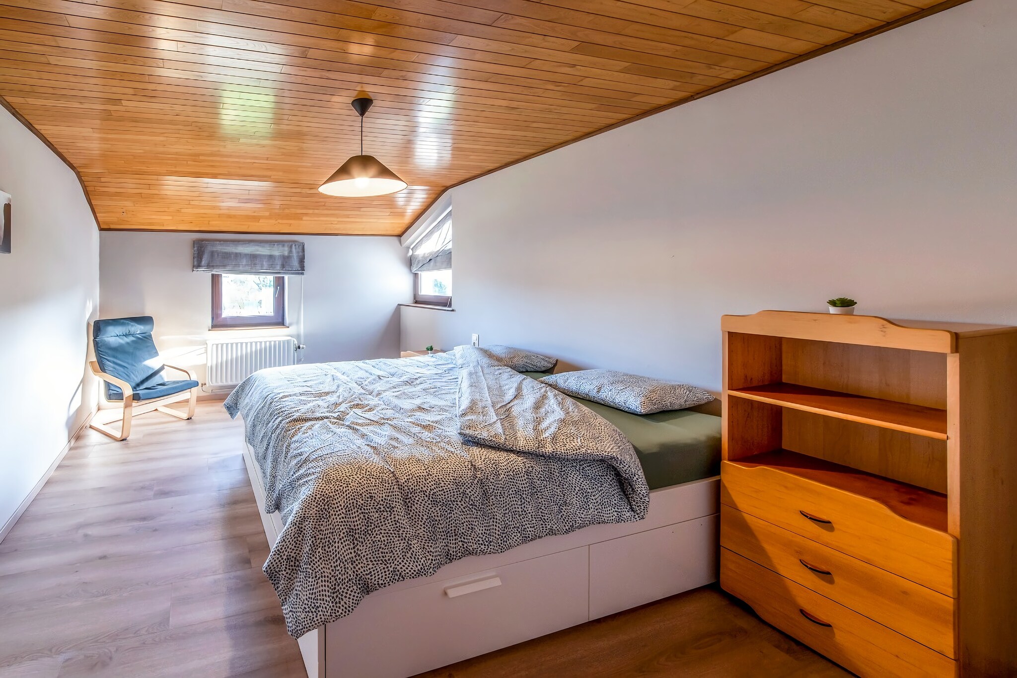 Ground floor: (bicycle storage)\n\nOn the 1st floor: (Living room(TV, seating area, high chair), Large kitchen(dining table, electric kettle, toaster, hood, coffee machine, oven, microwave, fridge), bedroom(double bed or 2 single beds), bedroom(double bed or 2 single beds, cot), bedroom(double bed or 2 single beds), bathroom(bath tub, washbasin, washbasin, toilet))\n\ngarden, BBQ, parking